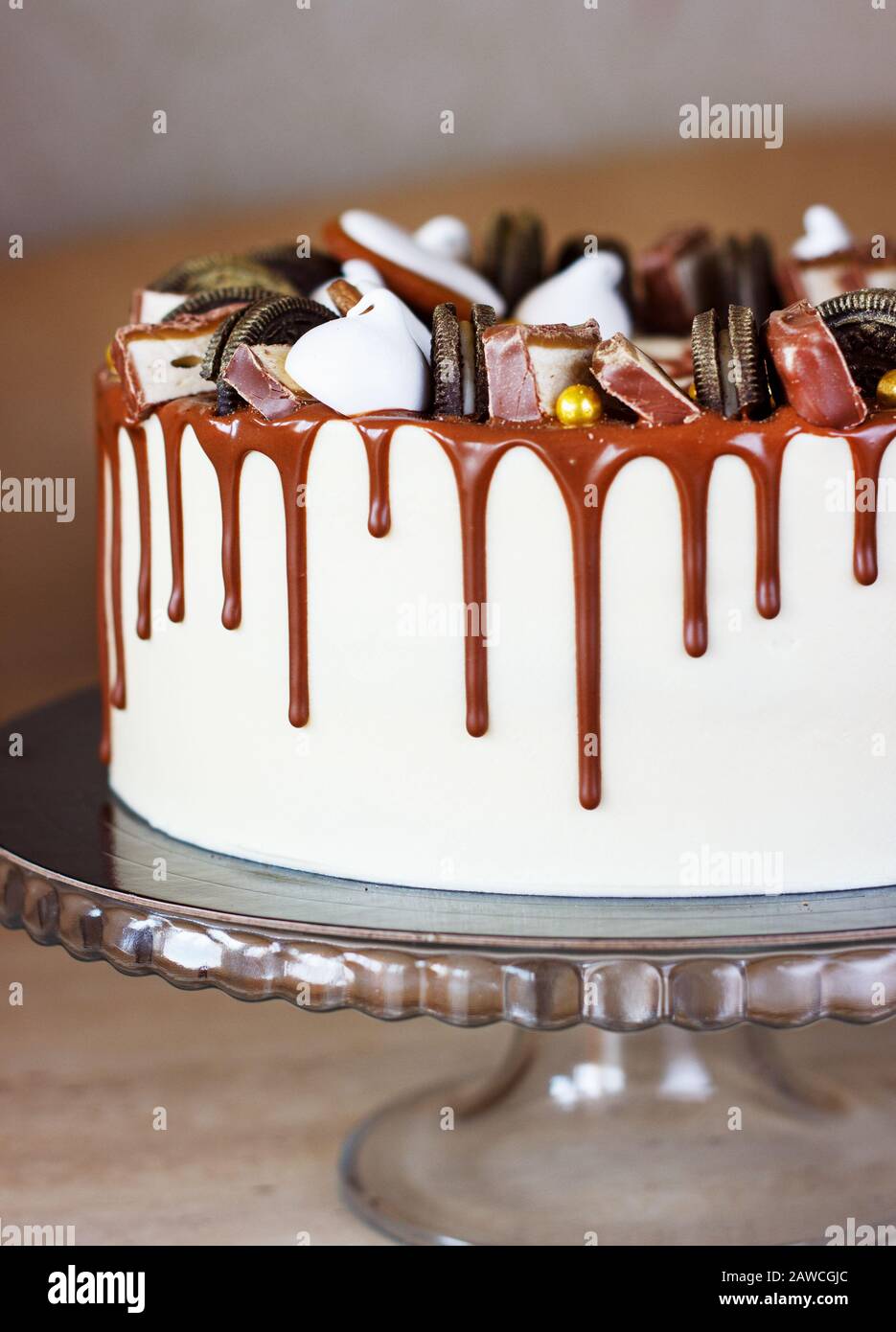 Gateau Au Chocolat Elegant Et A La Fudge Avec Glacage A La Goutte D Eau Photo Stock Alamy