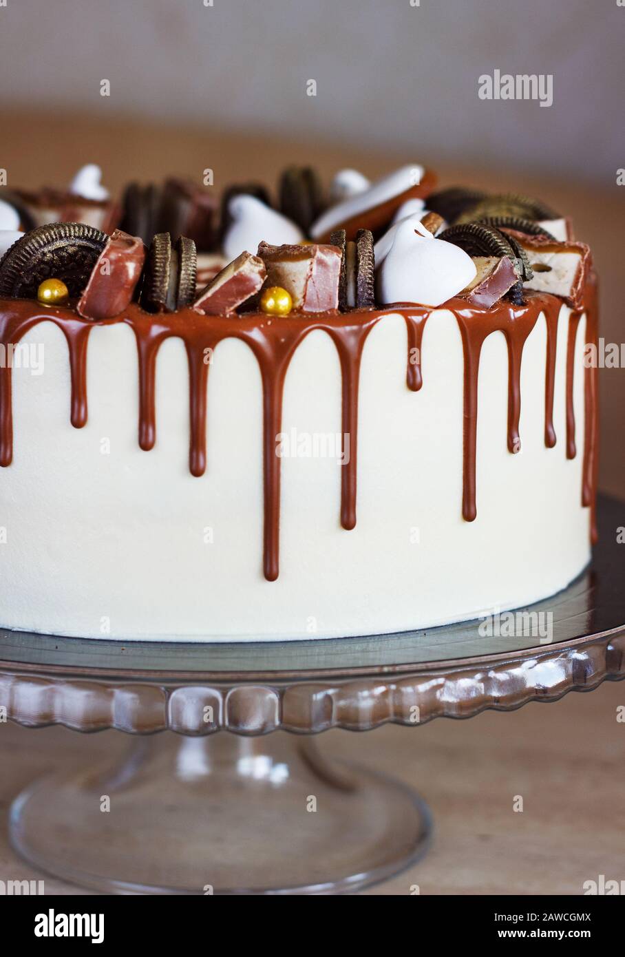 Gateau Au Chocolat Elegant Et A La Fudge Avec Glacage A La Goutte D Eau Photo Stock Alamy