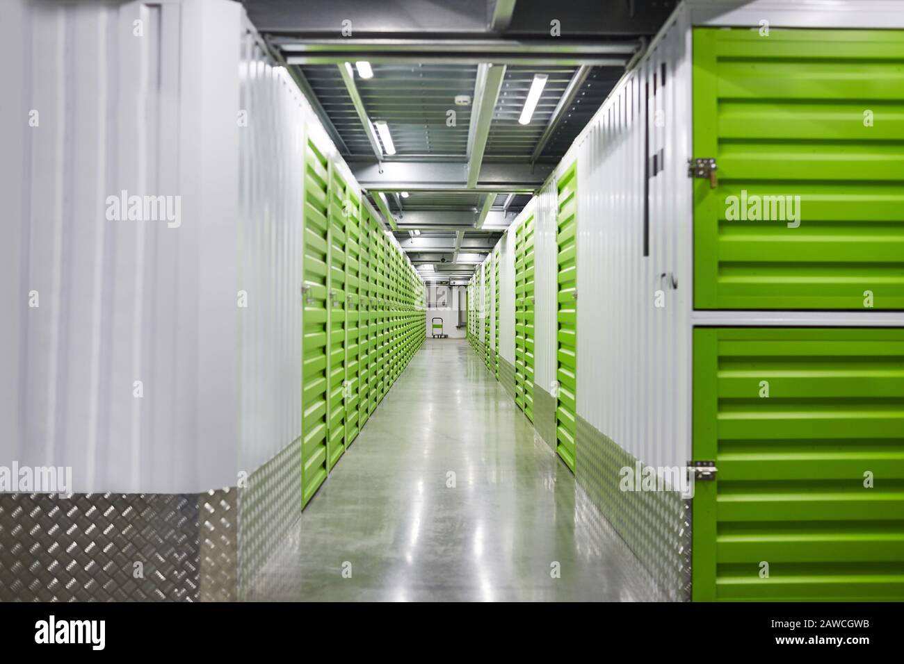 Image du couloir vide de la salle de stockage avec des boîtes vertes pour les colis Banque D'Images