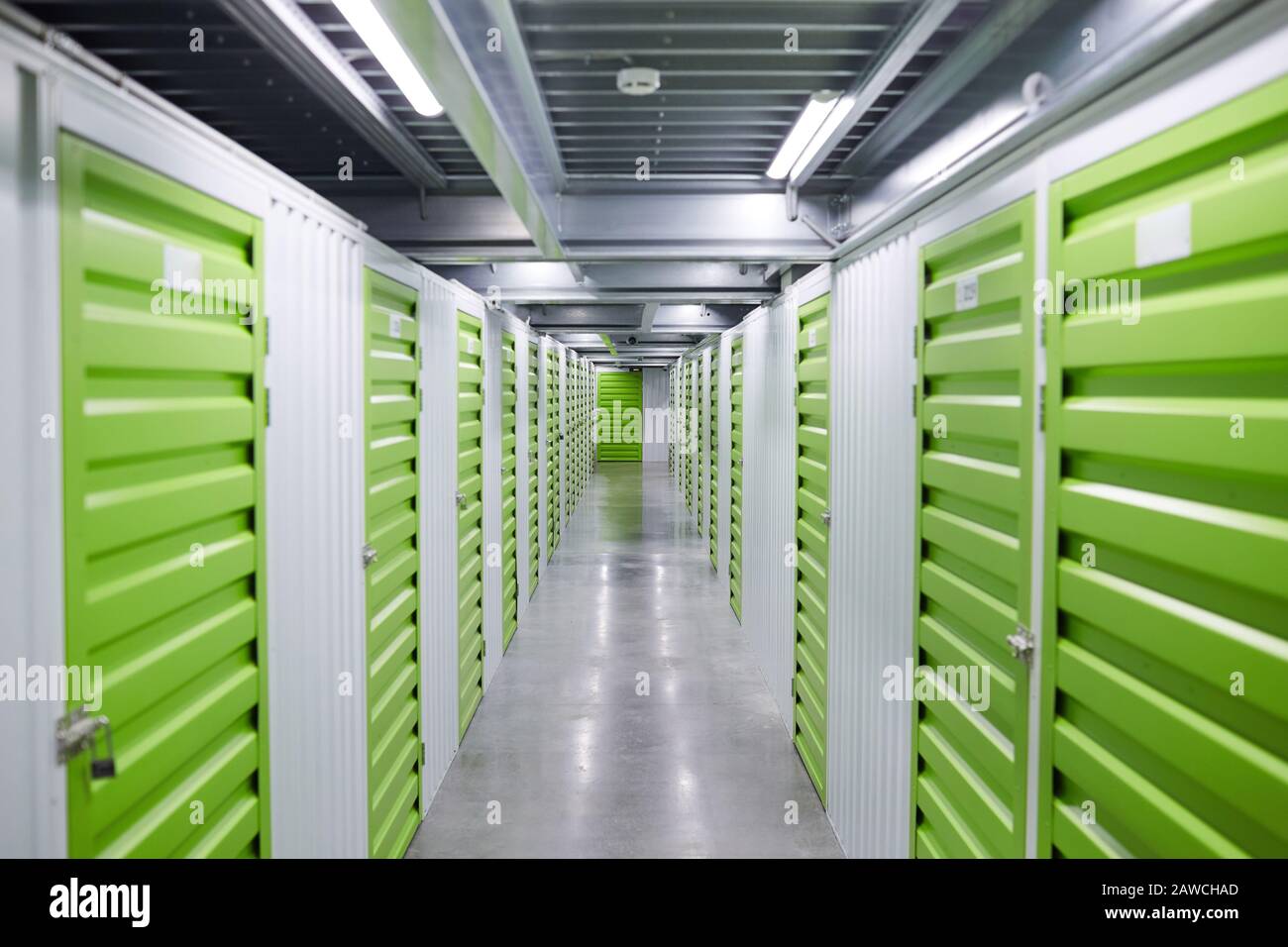 Illustration du couloir vide de la salle de stockage avec boîtes de rangement vertes Banque D'Images