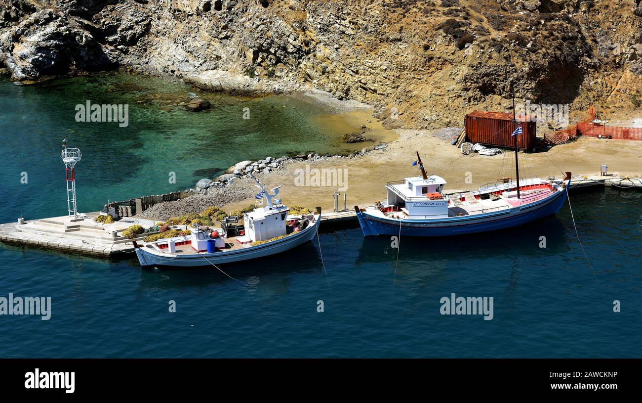 Chania, Crète - 5 juillet 2018:Deux bateaux de pêche attachés dans un port calme de Mykonos Banque D'Images