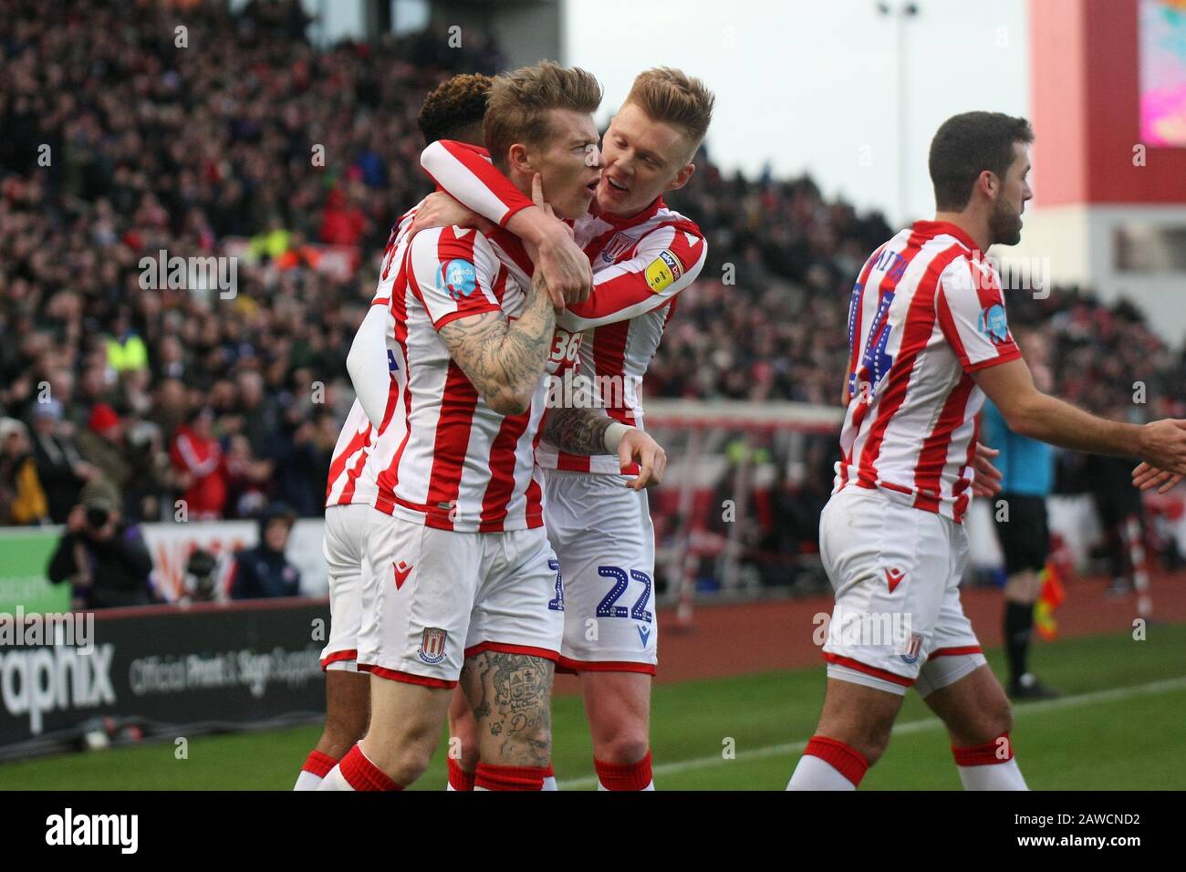 Stoke on Trent, Royaume-Uni. 8 février 2020. James McClean de Stoke City célèbre son objectif de le faire 1-0 à Stoke lors du match de championnat Sky Bet entre Stoke City et Charlton Athletic au Britannia Stadium, Stoke-on-Trent, le samedi 8 février 2020. (Crédit: Simon Newbury | MI News) la photographie ne peut être utilisée qu'à des fins de rédaction de journaux et/ou de magazines, licence requise à des fins commerciales crédit: Mi News & Sport /Alay Live News Banque D'Images