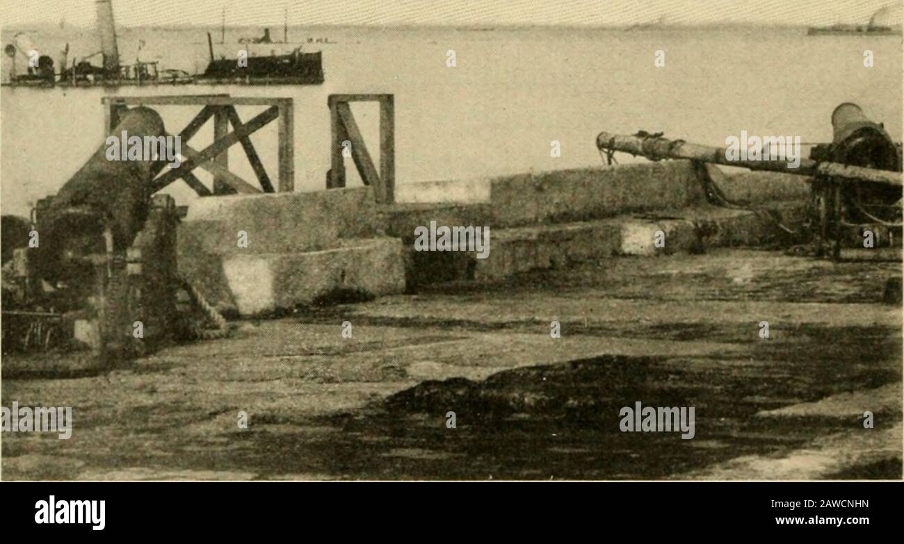 Les essentiels de l'histoire des États-Unis . William McKinley. 350 ESSENTIALS DE L'HISTOIRE DES ÉTATS-UNIS câble pour capturer ou détruire la flotte espagnole, Dewey et son escadron à la fois étuvé pour Manille. Tôt (Bonjour dimanche matin, 1er mai 1898, ils sont entrés dans la baie de Manille.Annihila- Là la flotte espagnole est protégée par la fusillade des batteries à Cavite (ka-ve ta), à quelques kilomètres de l'espagnol lointain. Puis s'est produit une gestion navale la plus remarquable. Le canon était féroce et vig-plein, tant des flottes que des forts. Après deux. L'escadron espagnol de Wkecked à Cavite. Heures de combat Commo Banque D'Images