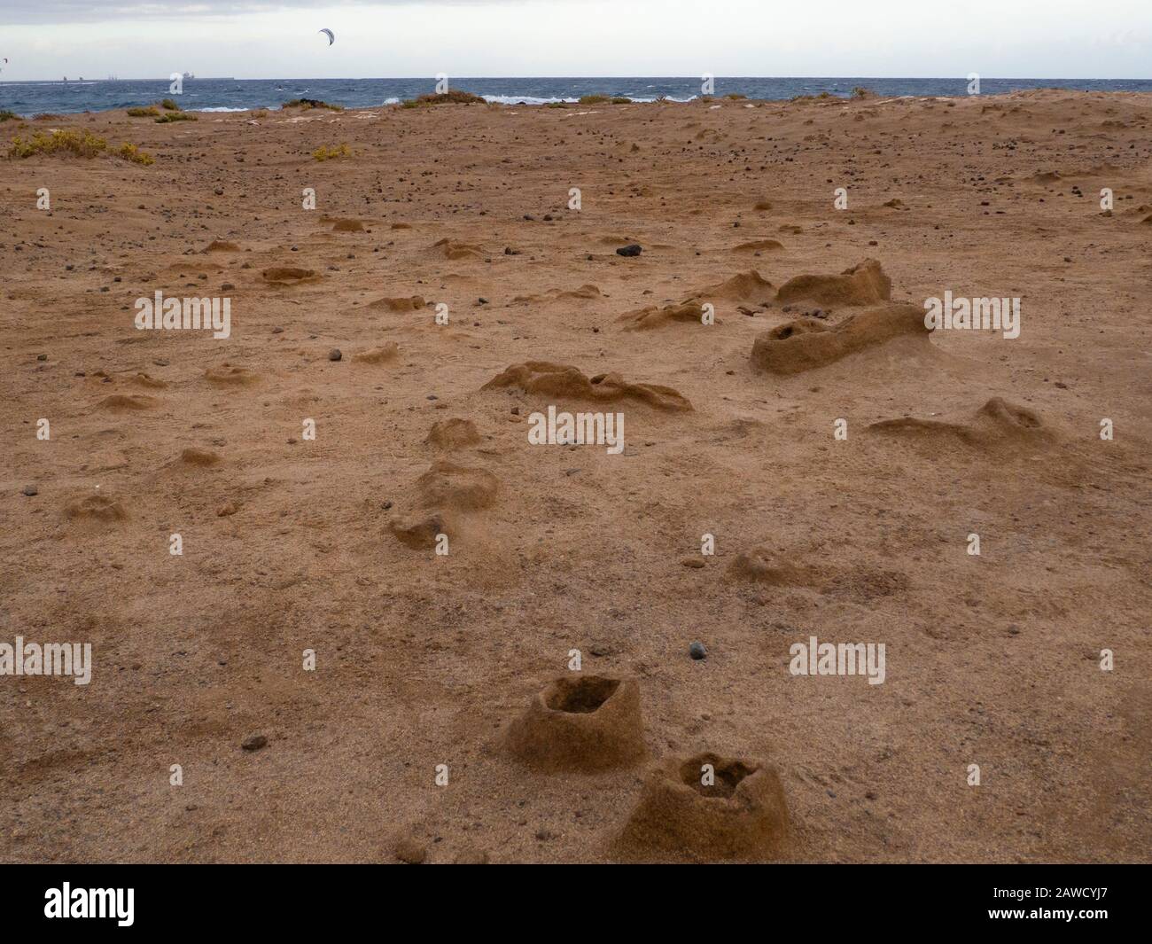 sédiments de sable dans la plage avec le ciel en arrière-plan Banque D'Images