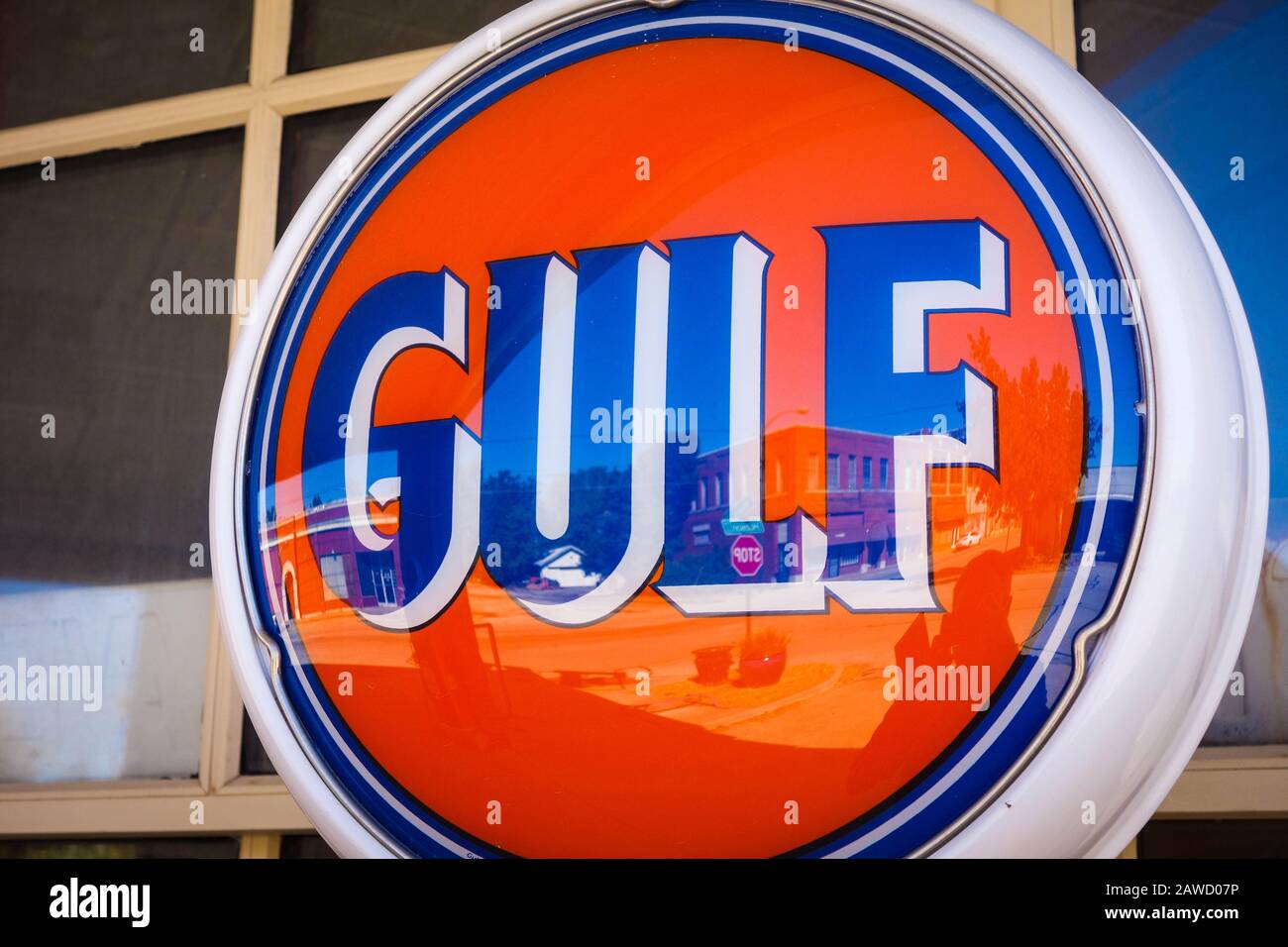Pompe à gaz Gulf restaurée affichée sur la route 66 Banque D'Images