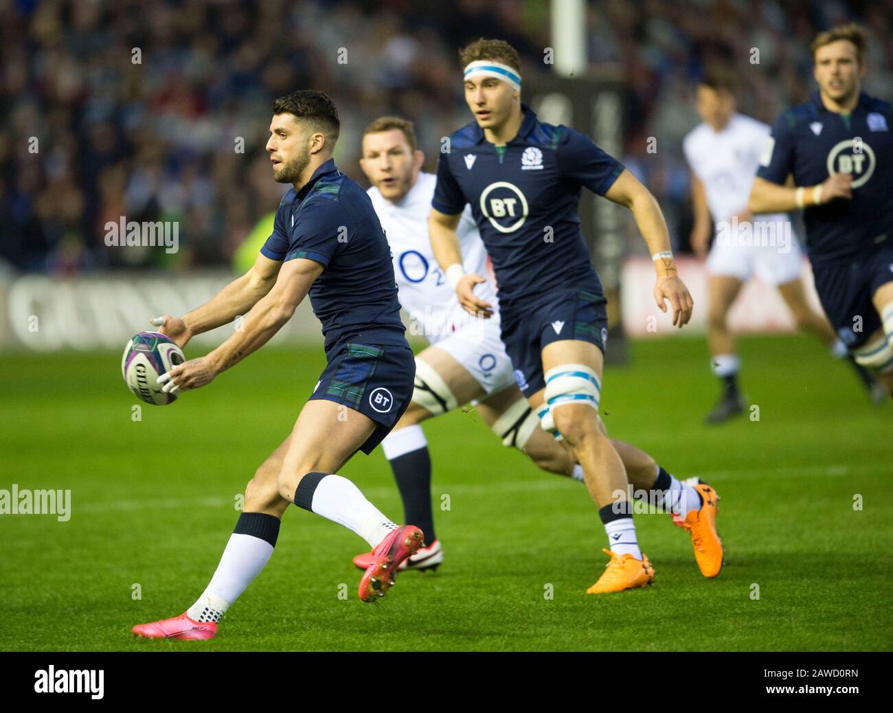 Édimbourg, Écosse, Royaume-Uni. 8 février 2020. Édimbourg, Écosse, Royaume-Uni. Guinness Six Nations Test: Ecosse / Angleterre. ScotlandÕs Adam Hastings passe le ballon pendant la première moitié. Crédit: Ian Rutherford/Alay Live News Banque D'Images