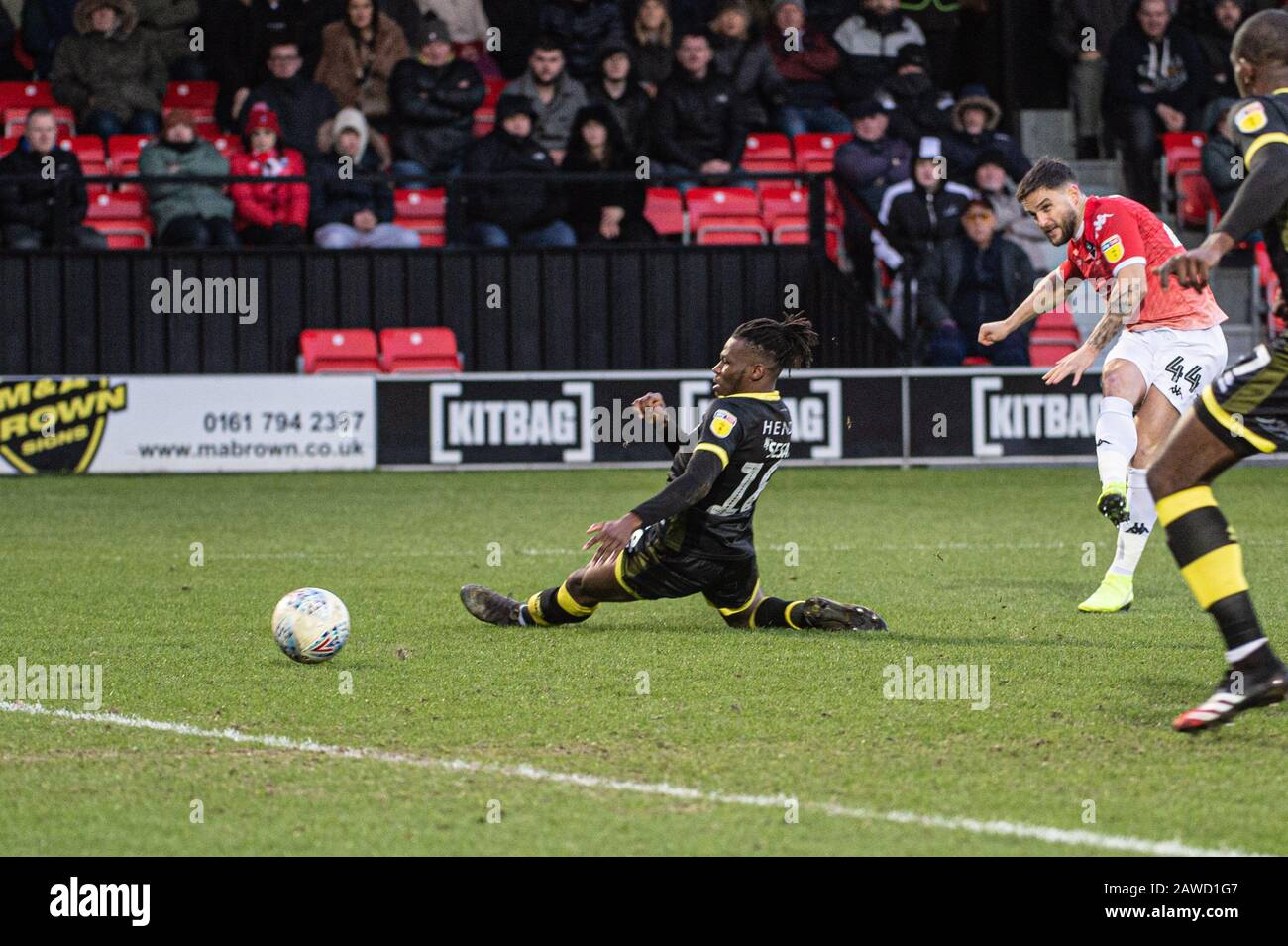 Salford, Royaume-Uni. 8 février 2020. David Sesay de Crawley Town FC tente de bloquer Craig Conway de Salford City FC tourné sur but pendant le match de Sky Bet League 2 entre Salford City et Crawley Town à Moor Lane, Salford le samedi 8 février 2020. (Crédit: Ian Charles | MI News) la photographie ne peut être utilisée qu'à des fins de rédaction de journaux et/ou de magazines, licence requise à des fins commerciales crédit: Mi News & Sport /Alay Live News Banque D'Images