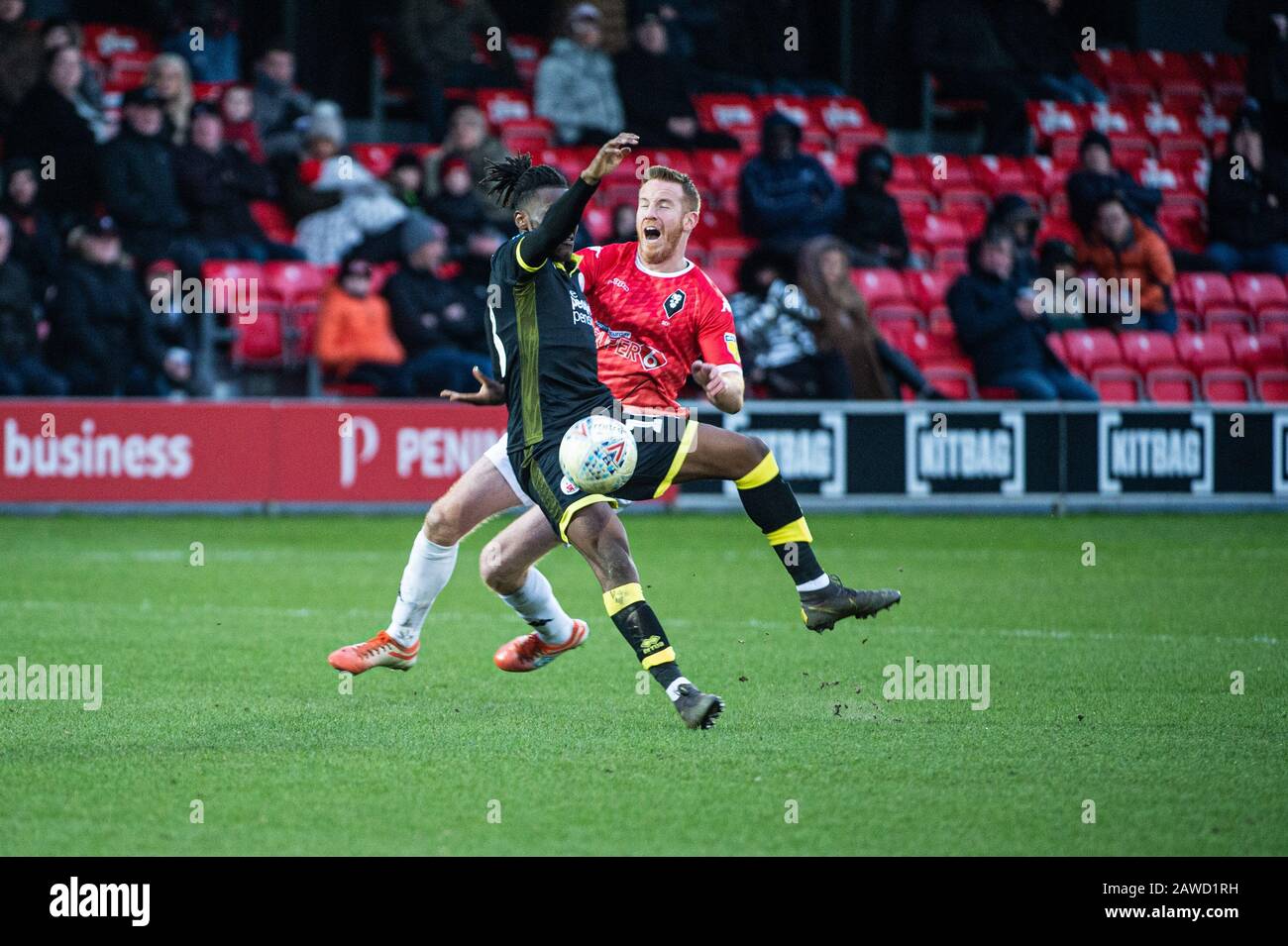 Salford, Royaume-Uni. 8 février 2020. David Sesay de Crawley Town FC est en collision avec Adam Rooney de Salford City FC pendant le match de la Sky Bet League 2 entre Salford City et Crawley Town à Moor Lane, Salford le samedi 8 février 2020. (Crédit: Ian Charles | MI News) la photographie ne peut être utilisée qu'à des fins de rédaction de journaux et/ou de magazines, licence requise à des fins commerciales crédit: Mi News & Sport /Alay Live News Banque D'Images