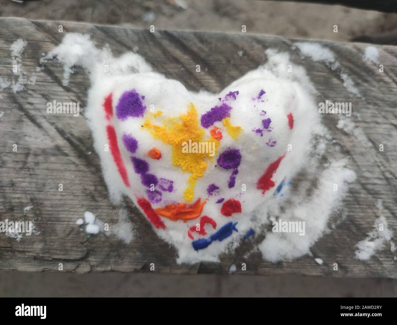 Vue de dessus du coeur de neige coloré sur le bois fait par l'enfant. Toile de fond pour la carte de Saint Valentin. Arrière-plan pour la boutique d'art faite à la main Banque D'Images