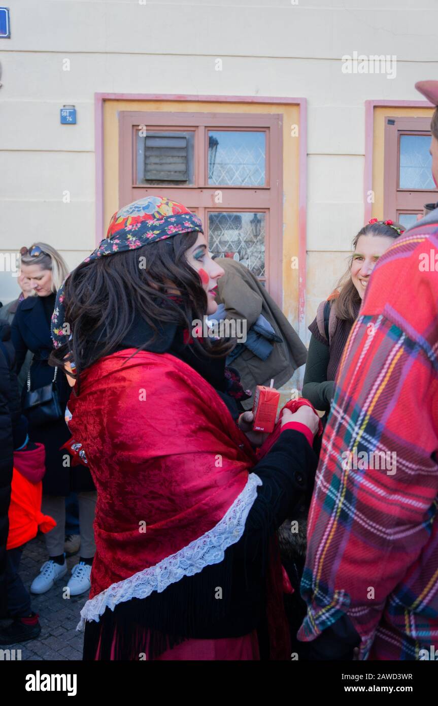 Prague, MALA STRANA, RÉPUBLIQUE TCHÈQUE – 8 FÉVRIER 2020: Masopansky Masopust ou le carnaval de Mardi gras de Prague. Habiller l'événement annuel traditionnel Banque D'Images