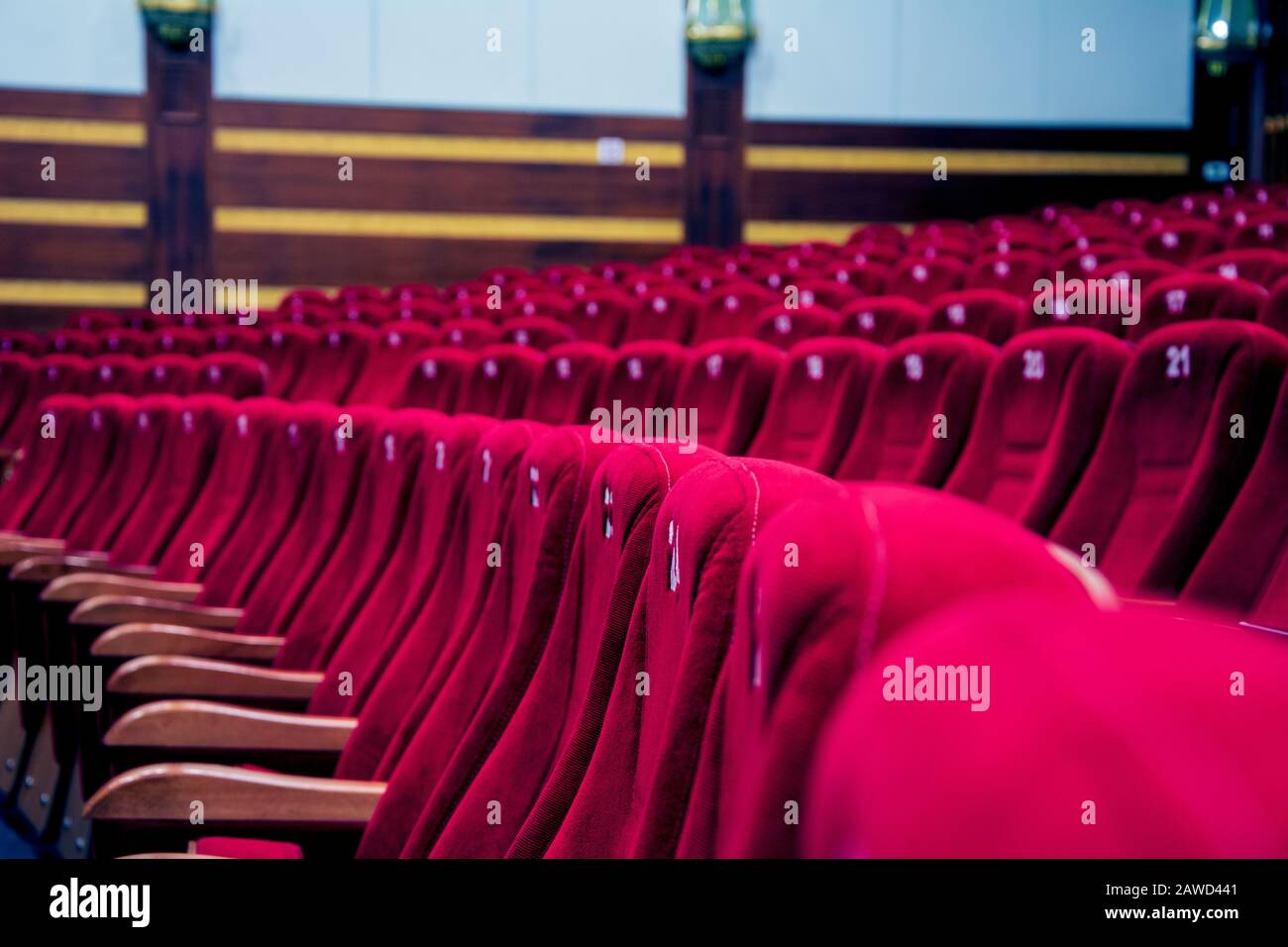 Chaises de couleur rouge au cinéma vide Banque D'Images