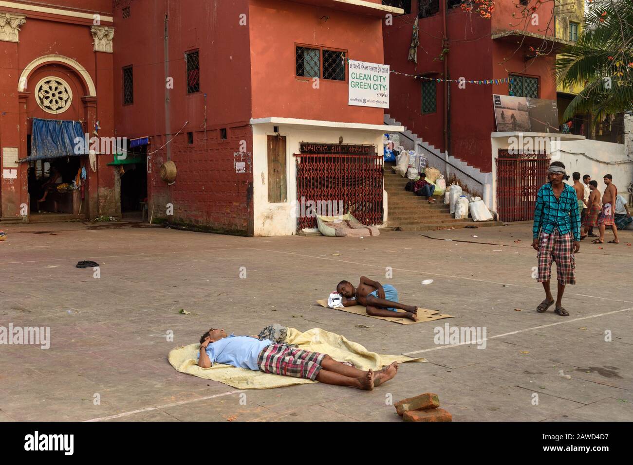 Les Indiens pauvres vivent près de la rivière Hoogghly ou Ganga à Mlick ghat. Kolkata. Inde Banque D'Images