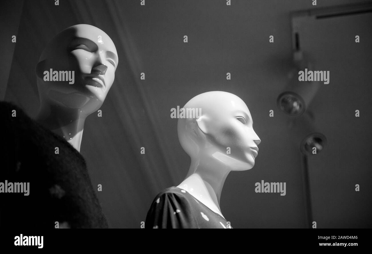 Mannequins de fille et de gars dans la fenêtre de magasin de vêtements. Banque D'Images