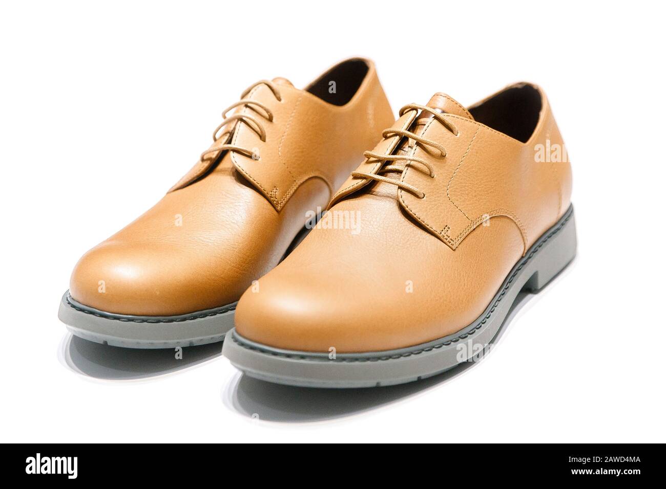 Chaussures classiques pour homme sur fond blanc isolé Photo Stock - Alamy