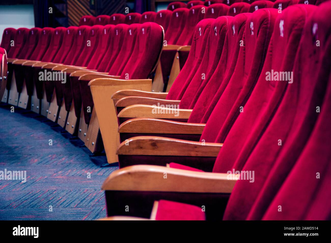 Chaises de couleur rouge au cinéma vide Banque D'Images