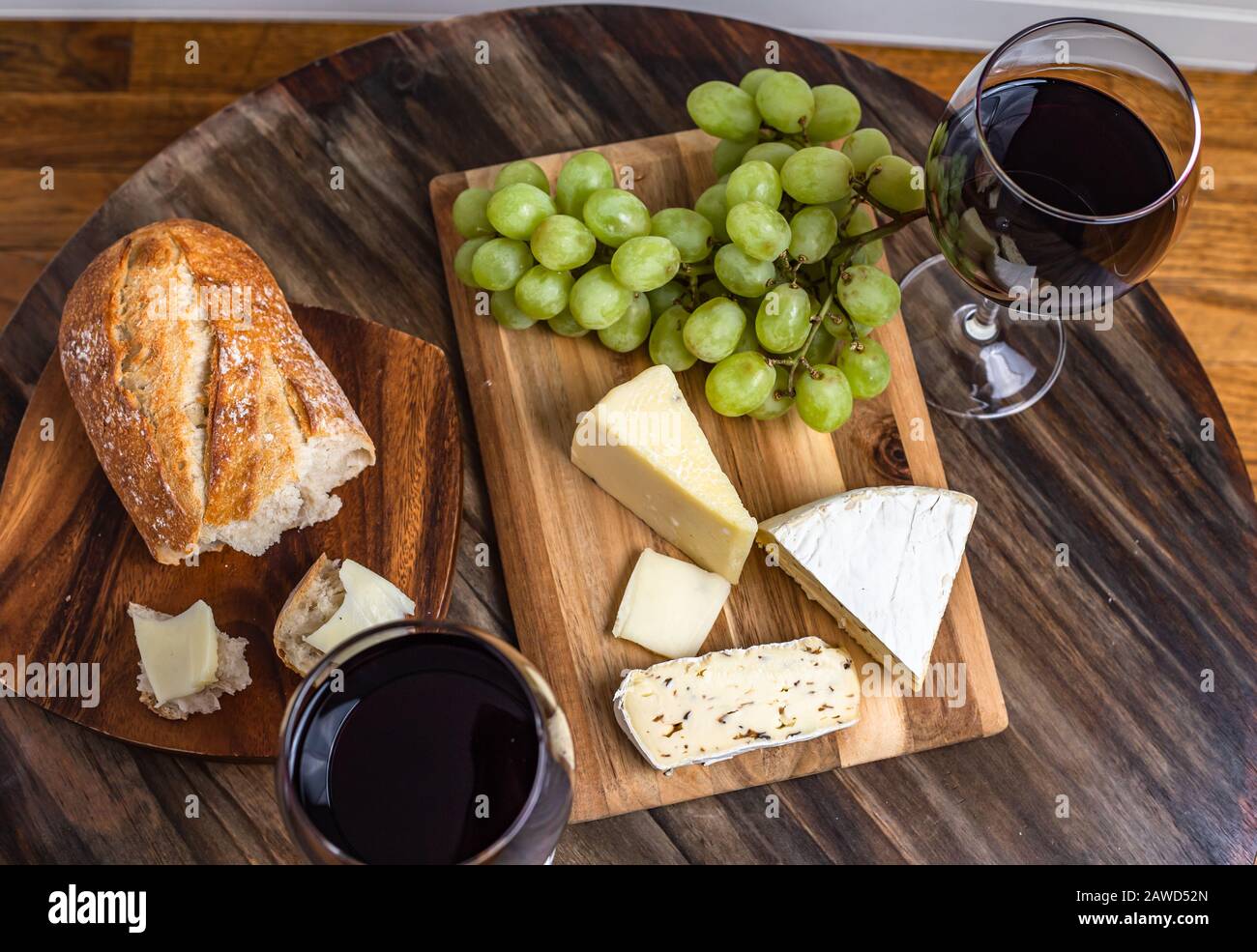 Plateau de vin rouge et de fromage avec pain et raisins, dessus de la tête Banque D'Images