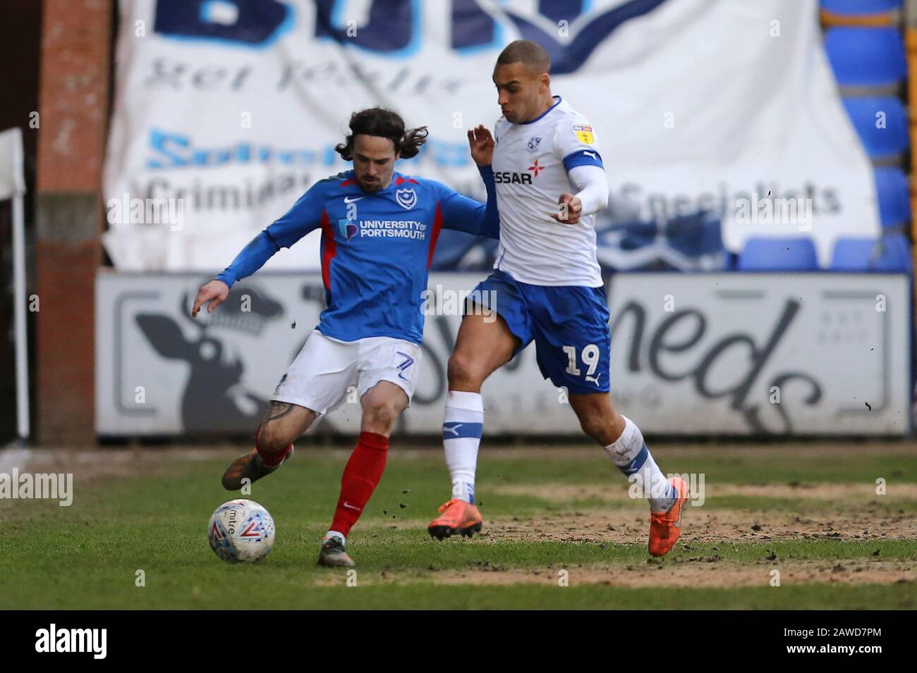 Birkenhead, Royaume-Uni. 8 février 2020. James Vaughan de Tranmere Rovers (r) cherche à s'attaquer à Ryan Williams de Portsmouth. EFL Skybet football League One match, Tranmere Rovers / Portsmouth à Prenton Park, Birkenhead, Wirral le samedi 8 février 2020. Cette image ne peut être utilisée qu'à des fins éditoriales. Utilisation éditoriale uniquement, licence requise pour une utilisation commerciale. Aucune utilisation dans les Paris, les jeux ou une seule édition de club/ligue/joueur.pic par Chris Stading/Andrew Orchard sports photographie/Alay Live News crédit: Andrew Orchard sports photographie/Alay Live News Banque D'Images