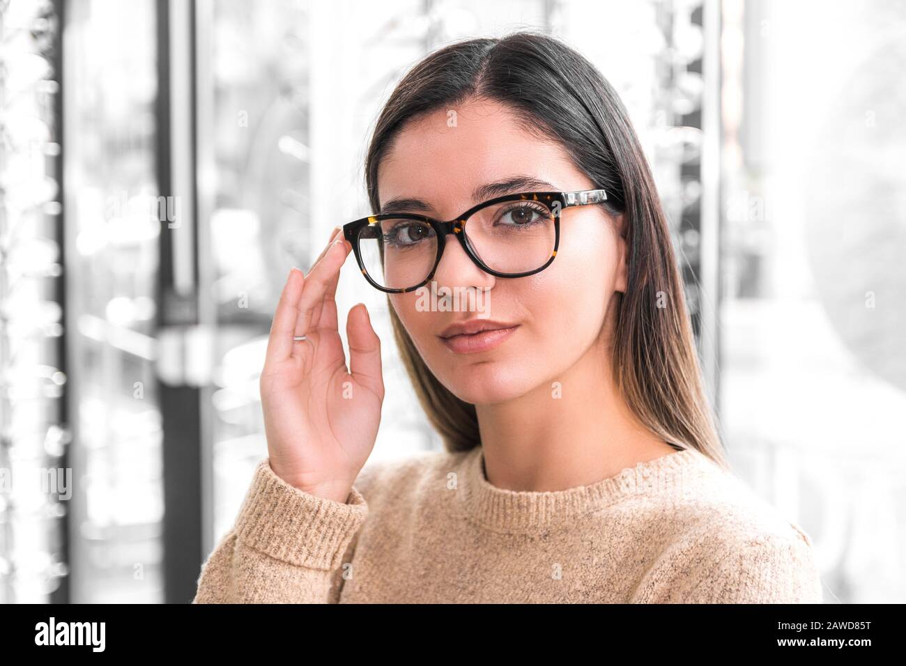 gros plan portrait d'une belle femme qui choisit des lunettes. jeune avec  mauvaise vue Photo Stock - Alamy