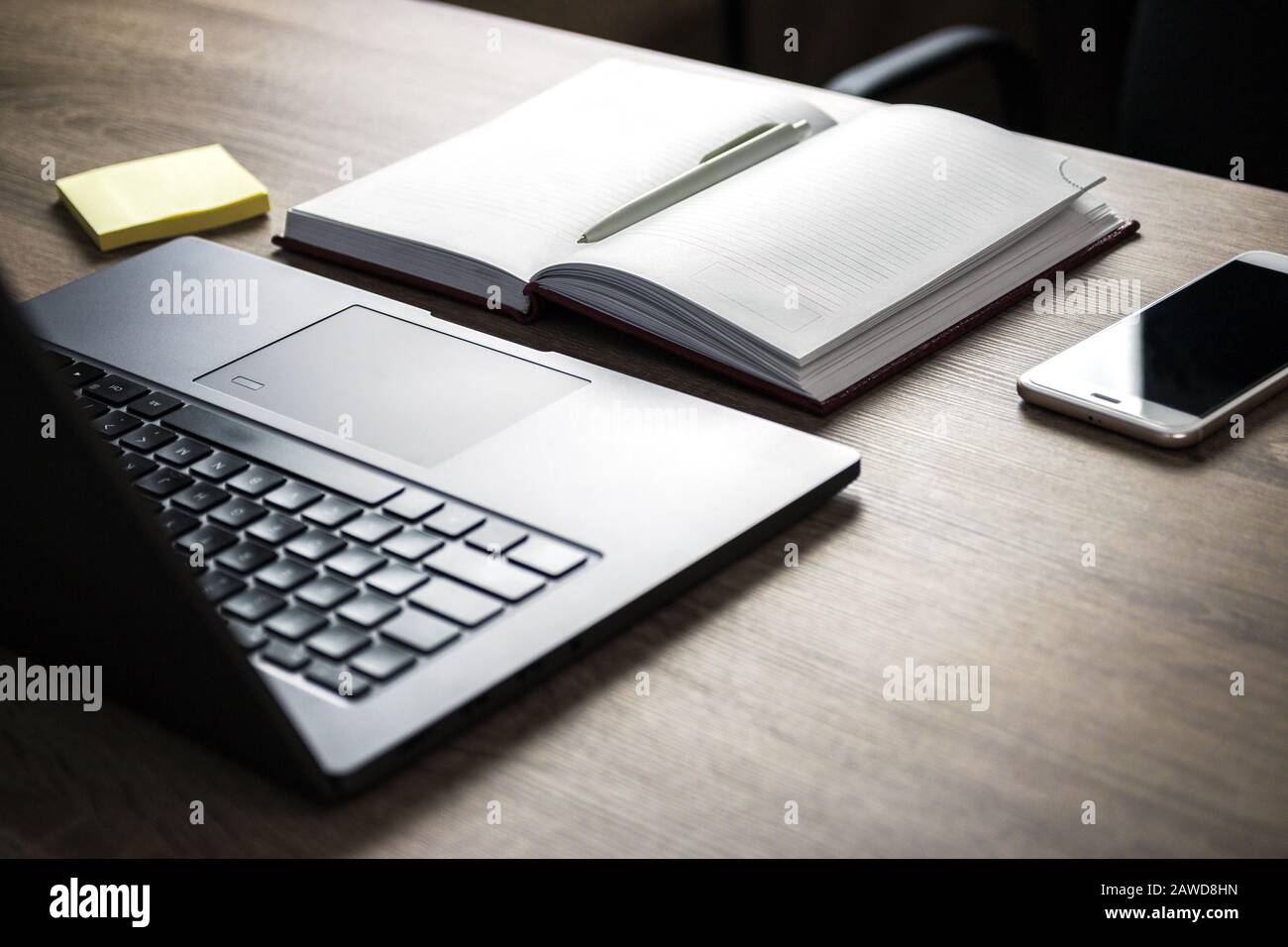 bureau de travail indépendant. design contemporain minimaliste Banque D'Images