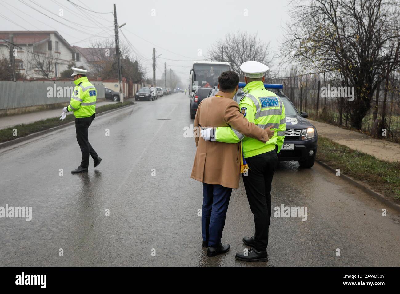 Poppesti Leordeni, Roumanie - 20 décembre 2019: Faible profondeur de champ (foyer sélectif) image avec un homme prenant une photo avec un policier. Banque D'Images