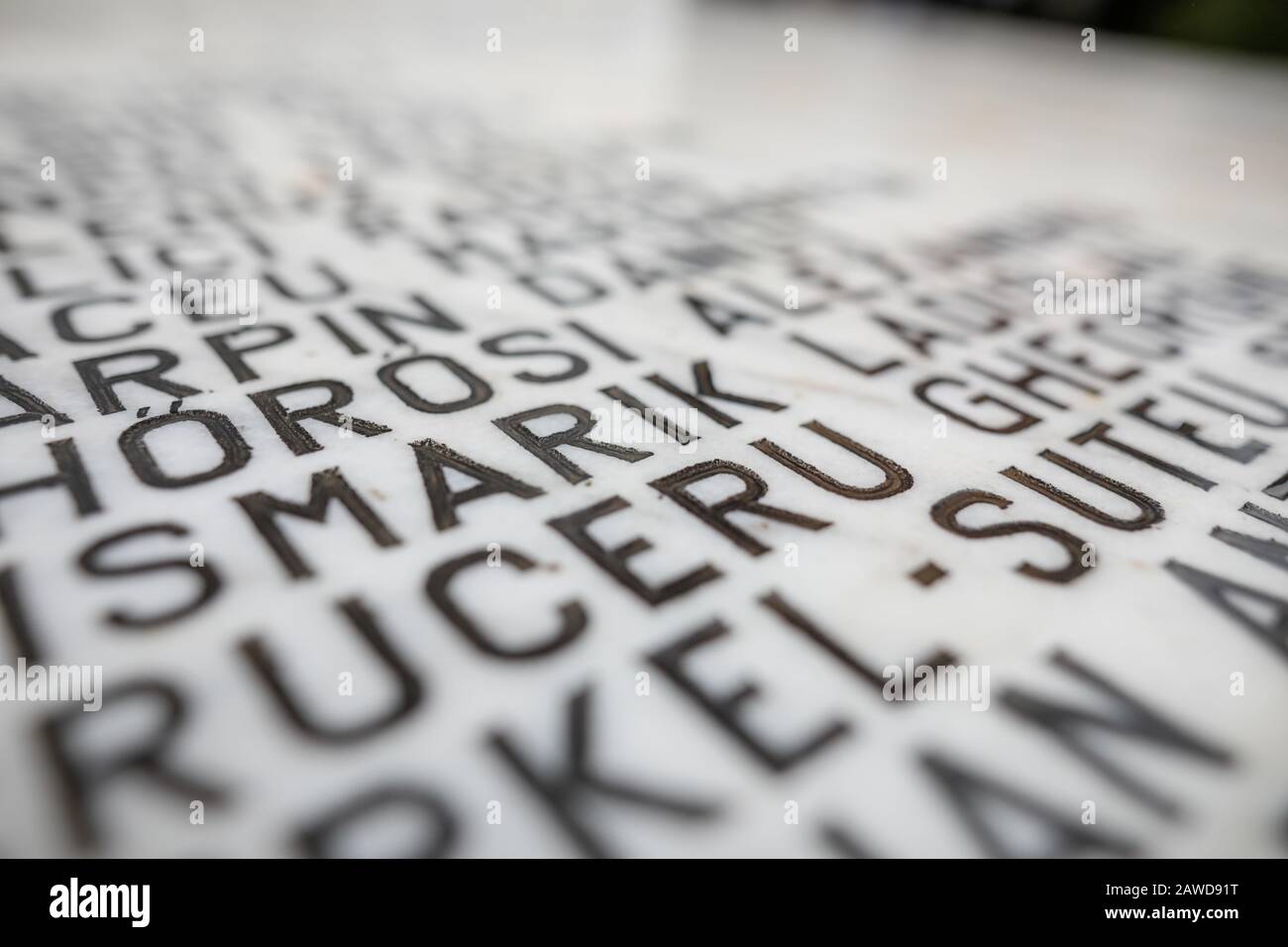 Faible profondeur de champ (foyer sélectif) image avec les noms des victimes de la Révolution roumaine de décembre 1989 sur un monument. Banque D'Images