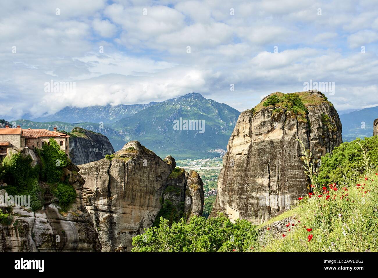 Formations rocheuses des montagnes Meteora et du monastère en Grèce avec ciel bleu et forêt verte Banque D'Images