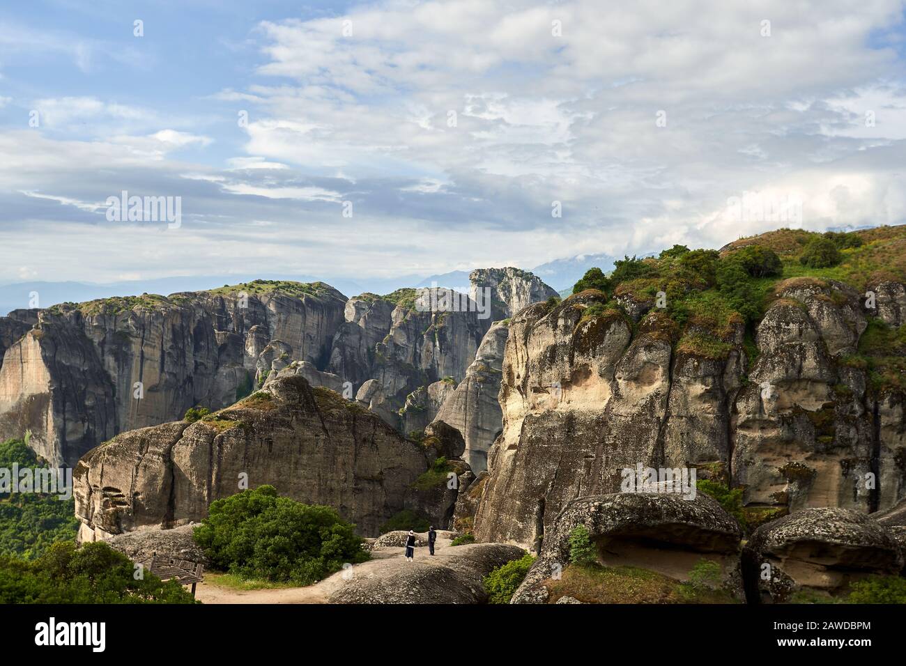 Formations rocheuses des montagnes Meteora et du monastère en Grèce avec ciel bleu et forêt verte Banque D'Images