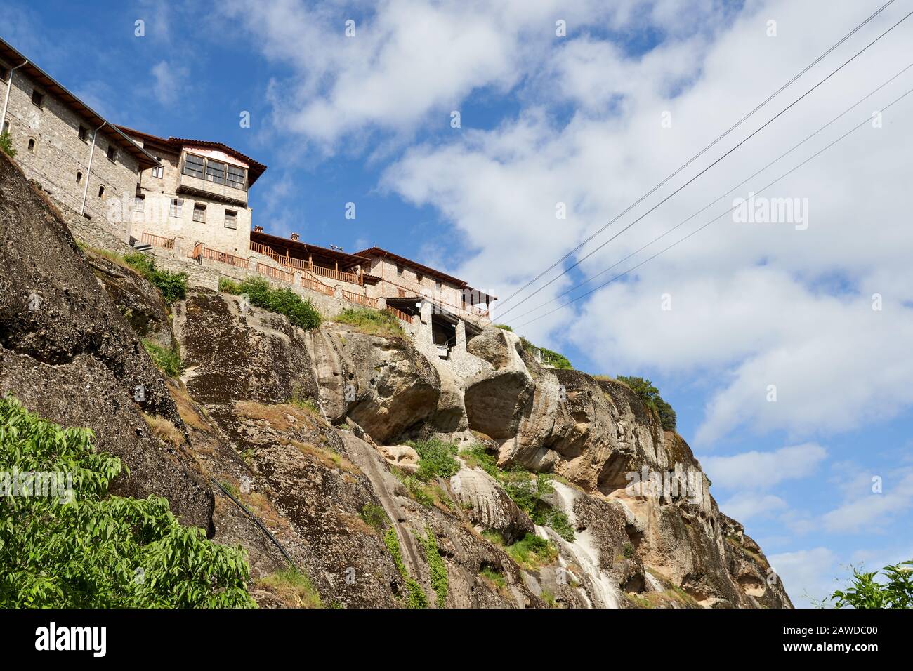 Formations rocheuses des montagnes Meteora et du monastère en Grèce avec ciel bleu et forêt verte Banque D'Images