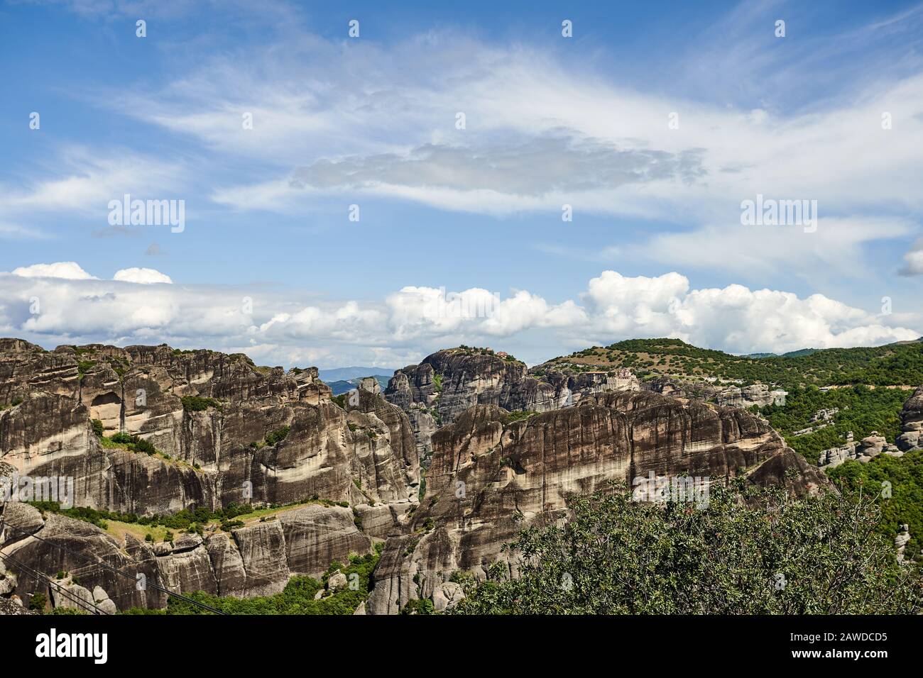 Formations rocheuses des montagnes Meteora et du monastère en Grèce avec ciel bleu et forêt verte Banque D'Images