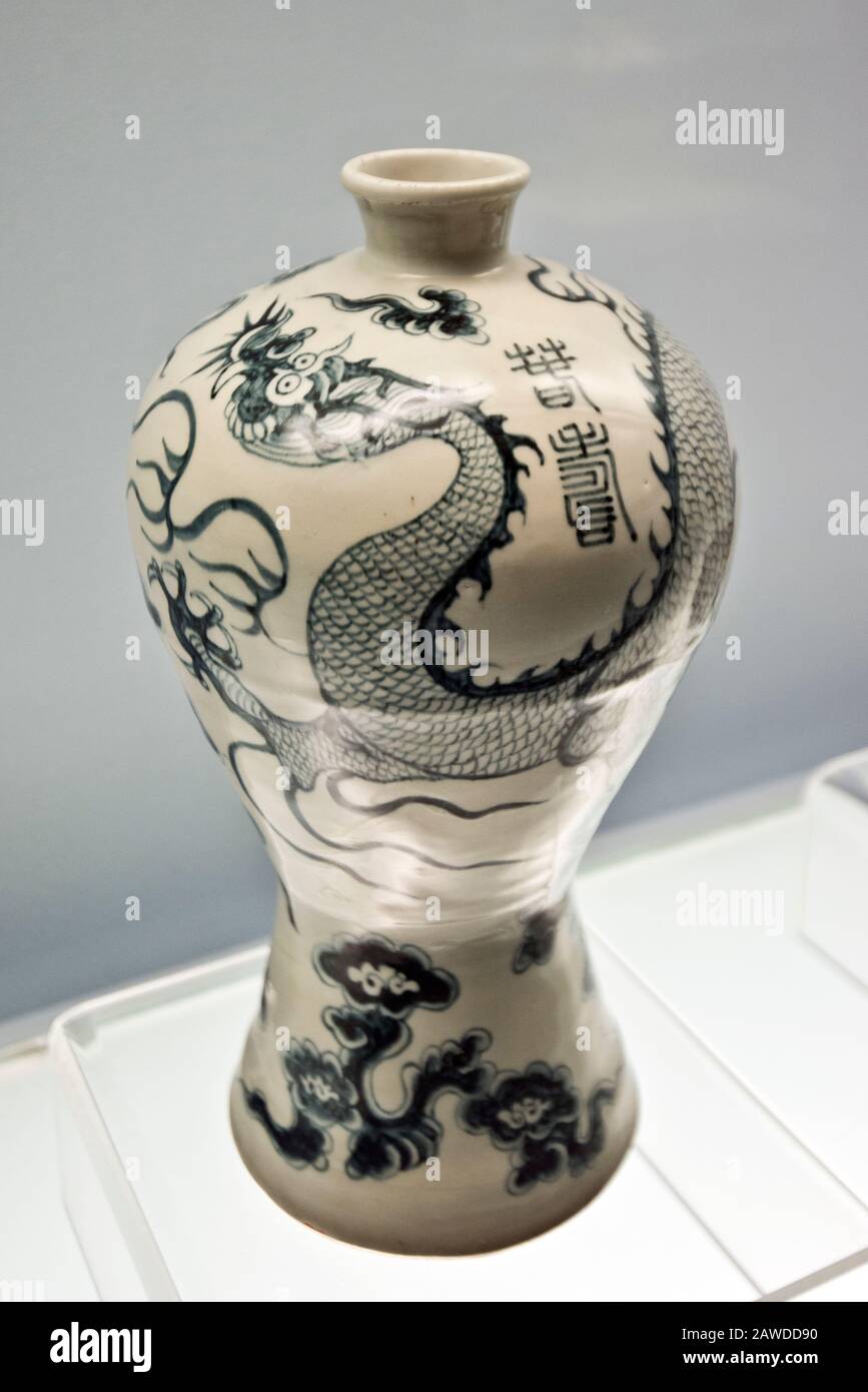 Vase avec motif bleu sous-glaçure de dragons et nuages et inscriptions 'Chun Shou'. Jingdezhen Ware, Hongwu Reign (Ad 1368 - 1398) Dynastie Ming. Banque D'Images