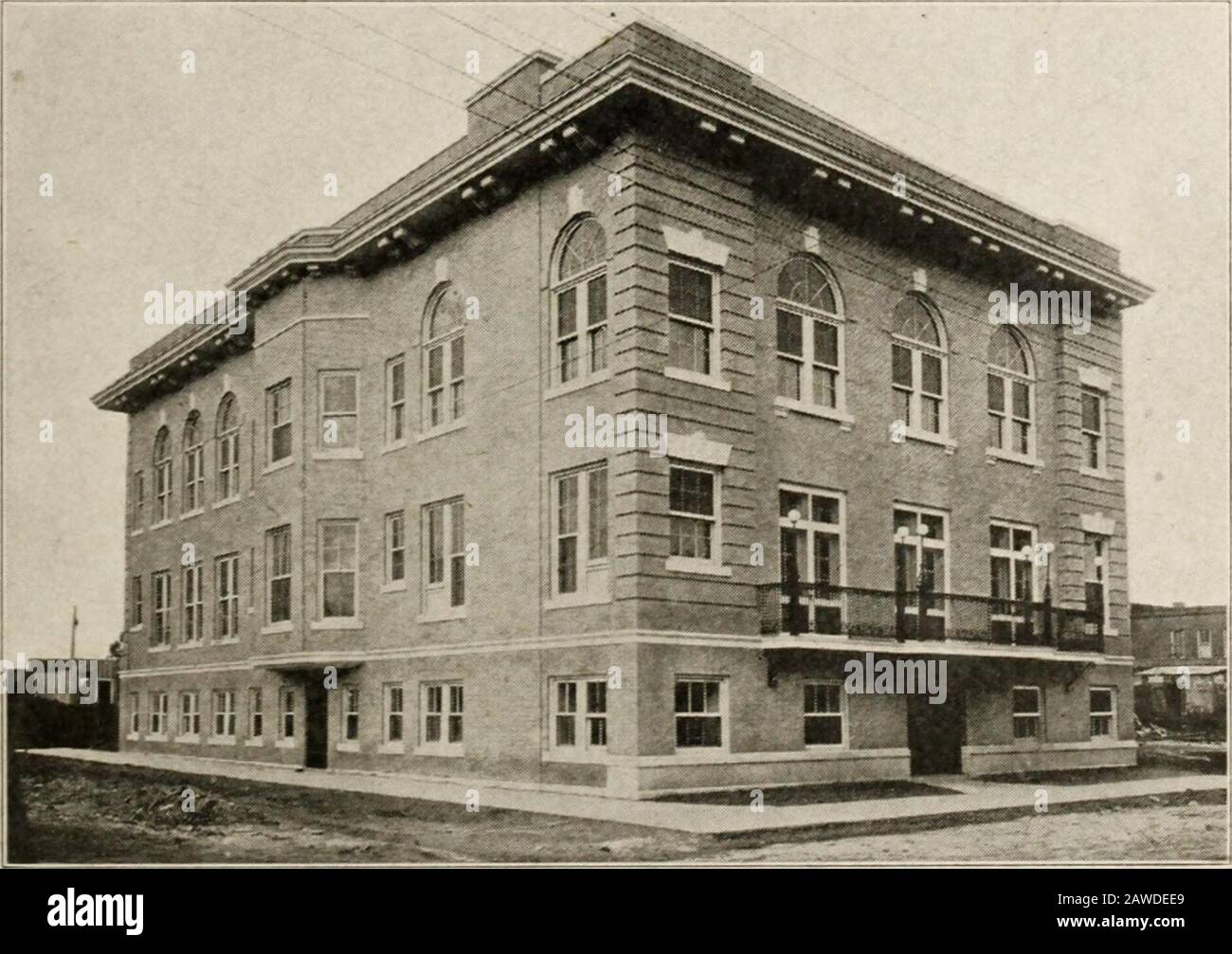 Muskogee et le nord-est de l'Oklahoma, y compris les comtés de Muskogee, McIntosh, Wagoner, Cherokee, Sequoyah, Adair, Delaware, Mayes, Rogers, Washington, Nowata, Craig et Ottawa . ont fait preuve d'une imagination vive, et ont permis de le présenter à chaque réunion hebdomadaire du club, De tels récits de perspectives d'avenir des Muskogees que les membres du club augmentent immédiatement le prix de vente de leurs lots de ville, en se sentant sûr que Tulsa, McAlester et les autres villes du territoire seraient bientôt des banlieues de Muskogee. Il y a quelques années, la Chambre de commerce de Muskogee était organisée comme successeur du C Banque D'Images