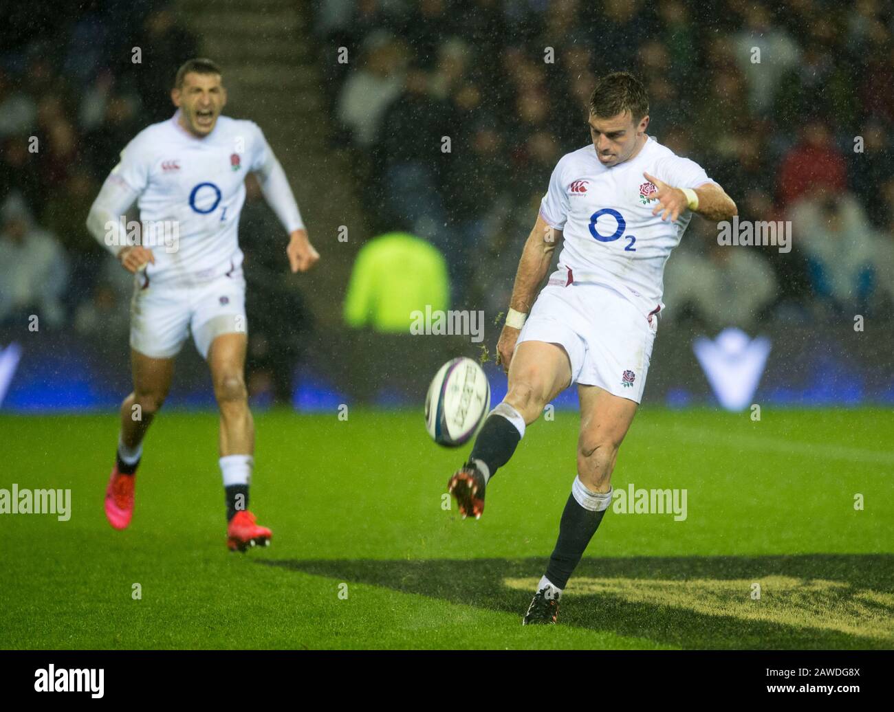 Édimbourg, Écosse, Royaume-Uni. 8 février 2020. Édimbourg, Écosse, Royaume-Uni. Guinness Six Nations Test: Ecosse / Angleterre. George Ford, en Angleterre, lance le ballon à plein temps, alors que Jonny May, en Angleterre, célèbre en arrière-plan. Crédit: Ian Rutherford/Alay Live News. Banque D'Images