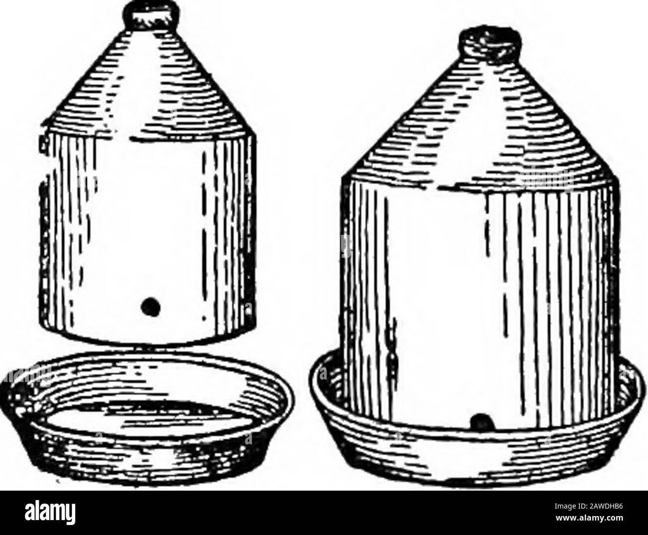 Le médecin de stock pratique: Un livre de référence fiable et de bon sens pour l'agriculteur et le propriétaire de stock .. . Fig. 17 formes de Goulottes d'alimentation Fig. 18 A Fontaine de boisson Faite d'une Can jours la nourriture peut être placée sur un morceau carré de planche.De Nombreuses formes de fontaines de boisson ont été conçues. La fontaine d'agood est facilement fabriquée en coupant un petit trou dans une boîte d'étain, comme illustré sur la Fig. 18, remplir le récipient d'eau, couvrir avec une poêle à cendrer ou un récipient de toute sorte, puis inverser l'ensemble, le réservoir peu profond restera rempli d'eau aussi haut que la surface de l'ouverture jusqu'à ce que le récipient soit épuisé Banque D'Images
