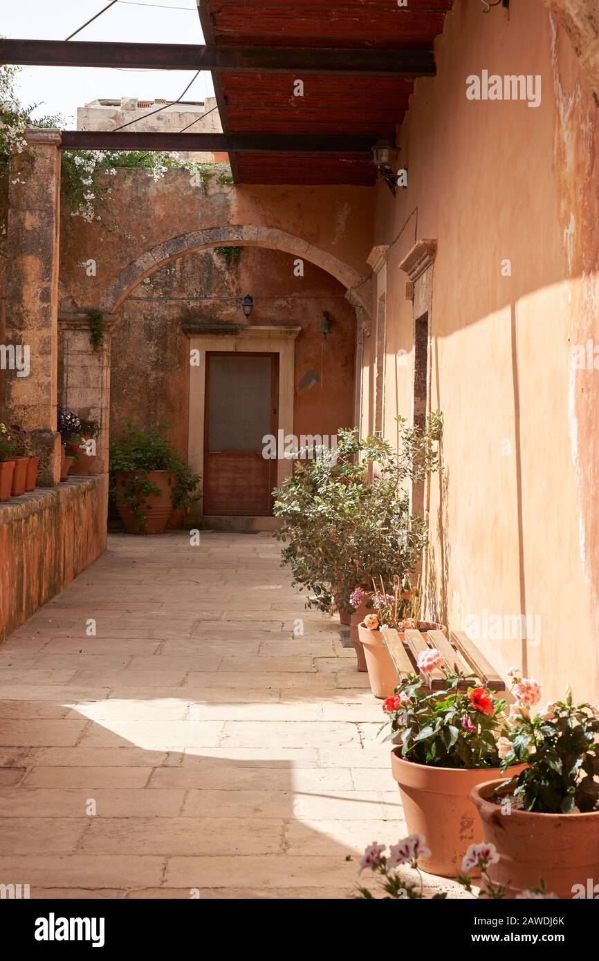 Monastère d'Agia Triad en Crète en Grèce. Beau patio en été Banque D'Images