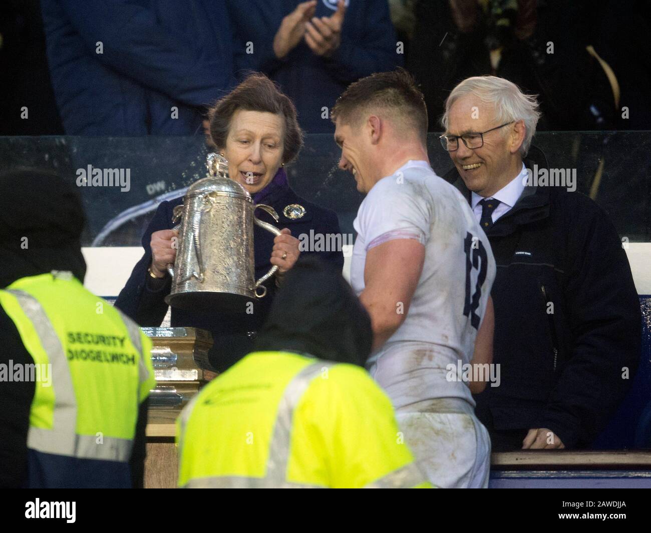 Edinburgh.Scotland, Royaume-Uni. 8 février 2020. Édimbourg, Écosse, Royaume-Uni. Guinness Six Nations Test: Ecosse / Angleterre. HRH la princesse royale présente la coupe Calcutta au capitaine d'Angleterre Owen Farrell. Crédit: Ian Rutherford/Alay Live News. Banque D'Images