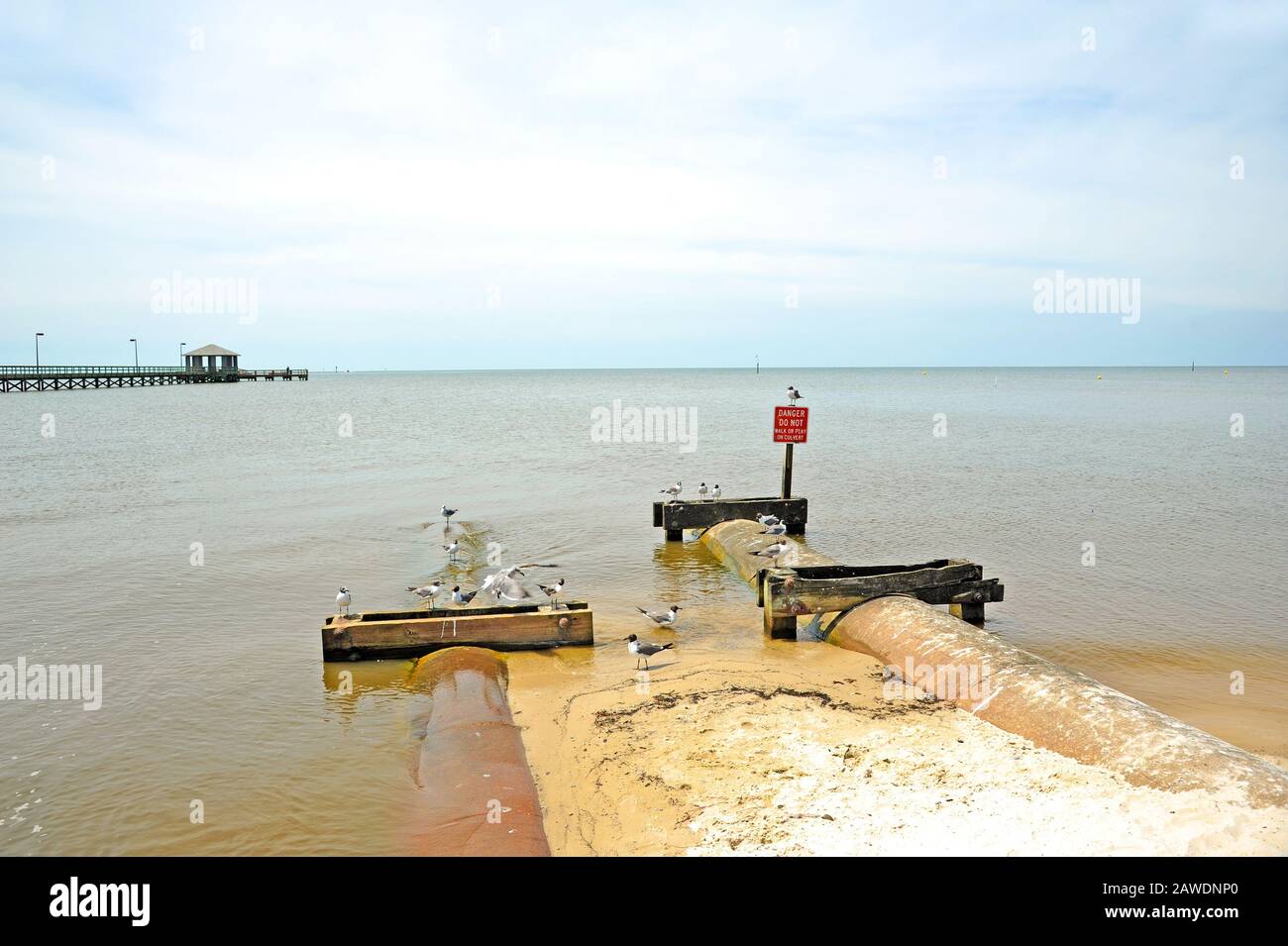 Drainage Ponceau Pour Contrôler L'Érosion De La Plage Banque D'Images