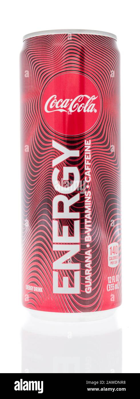 Winneconne, WI - 29 janvier 2020 : une canette de boisson énergétique Coco Cola sur un fond isolé Banque D'Images Winneconne, WI - 29 janvier 2020 : une canette de boisson énergétique Coco Cola sur un fond isolé Banque D'Images