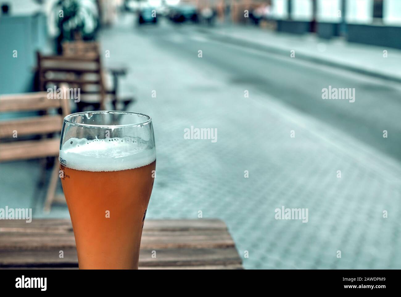 Accent sélectif sur un verre de bière dans une rue de Séville, Espagne. Arrière-plan flou. Houblon&Rêves. Banque D'Images