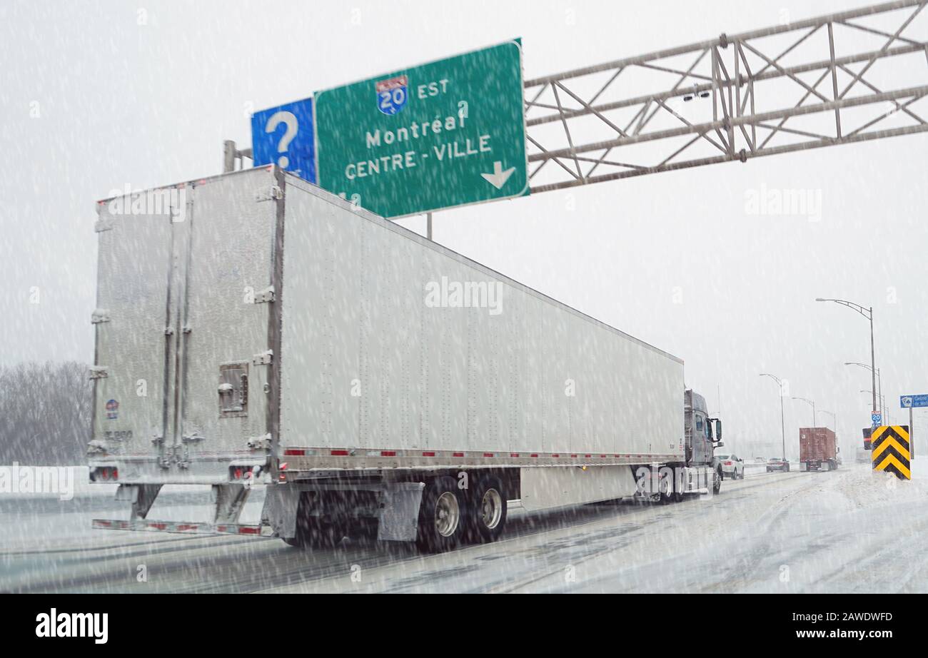Montréal,Québec,Canada,7 février 2020.semi-camion sur route durant la tempête de neige à Montréal,Québec,Canada.Credit:Mario Beauregard/Alay News Banque D'Images