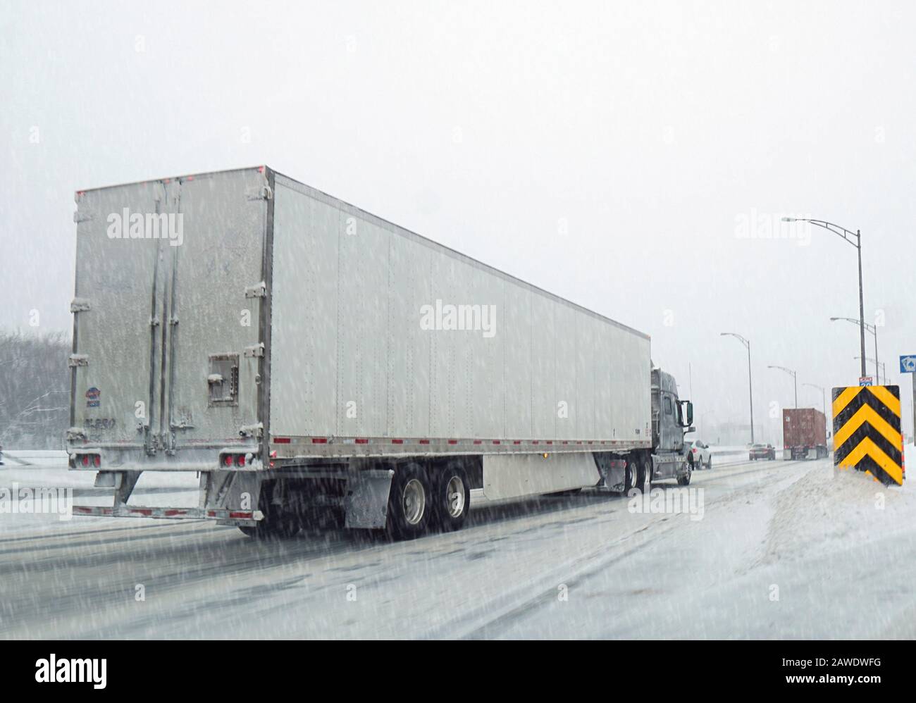 Montréal,Québec,Canada,7 février 2020.semi-camion sur route durant la tempête de neige à Montréal,Québec,Canada.Credit:Mario Beauregard/Alay News Banque D'Images