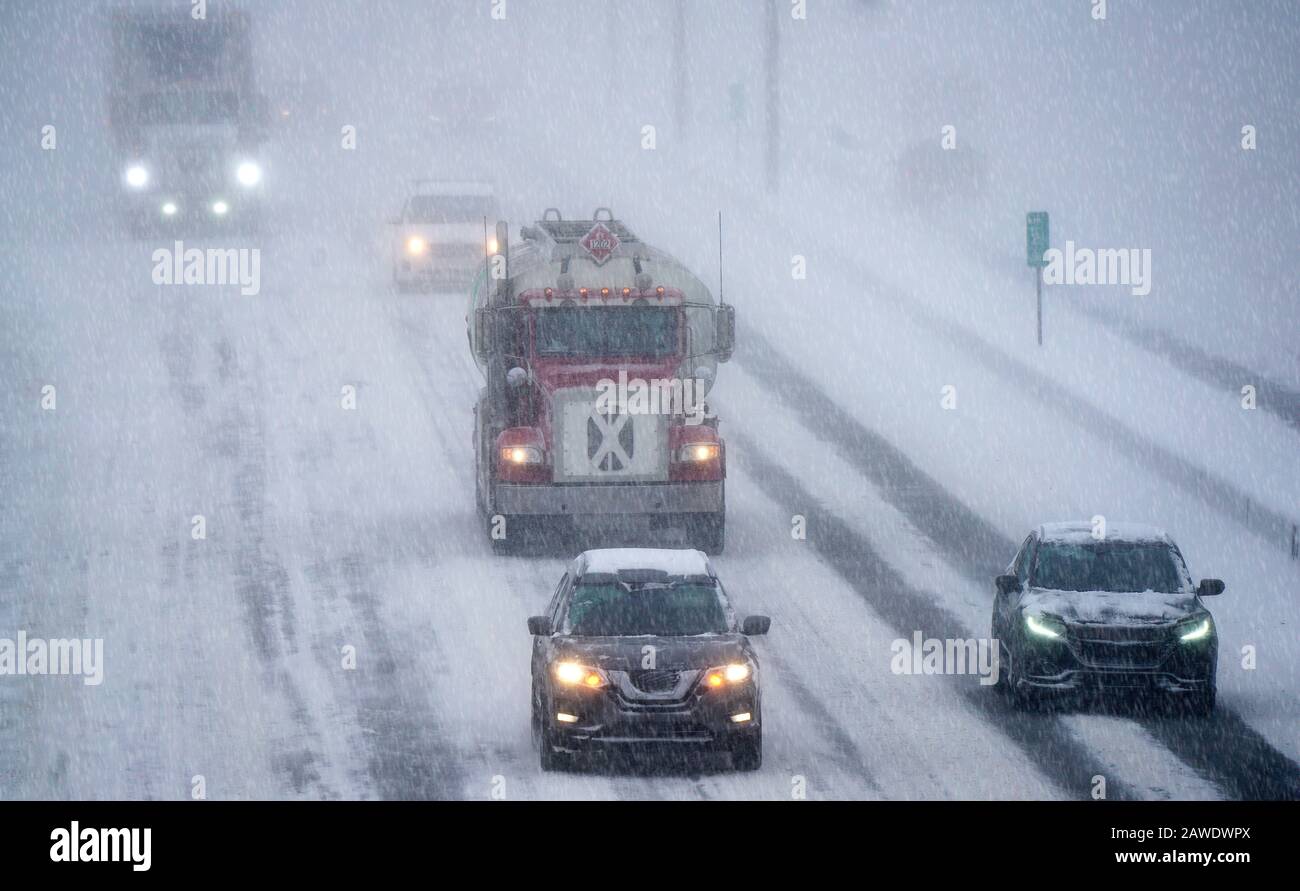 Montréal,Québec,Canada,7 février 2020.trafic sur route enneigée à Montréal,Québec,Canada.Credit:Mario Beauregard/Alay News Banque D'Images