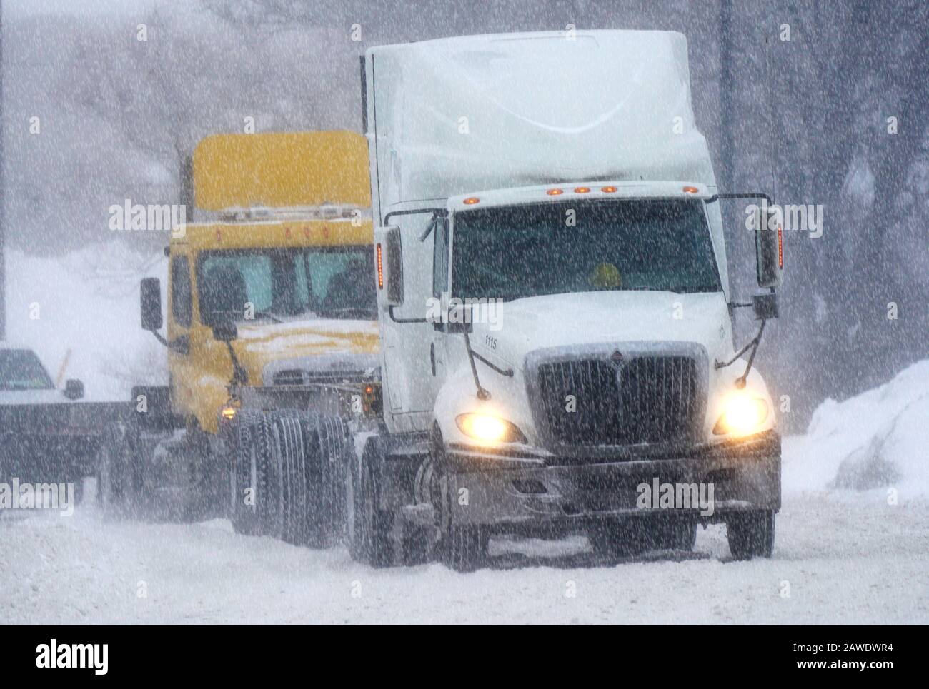 Montréal,Québec,Canada,7 février 2020.camions sur la rue enneigée à Montréal,Québec,Canada.Credit:Mario Beauregard/Alay News Banque D'Images