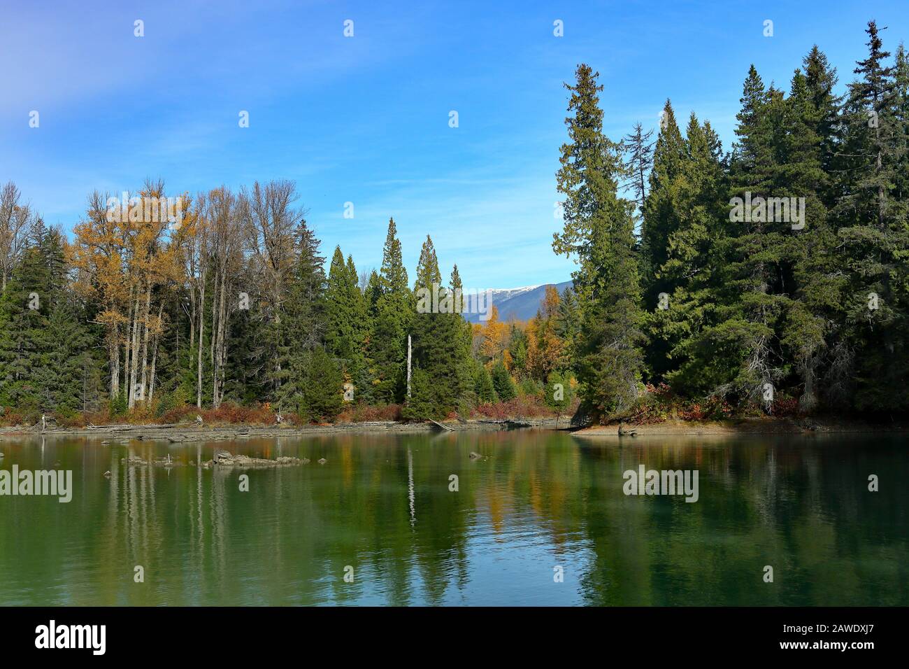 Lac avec eau verte, montagnes et ciel le long de la vallée de la rivière Nass entre Terrace et Gitlaxt'aamiks Banque D'Images