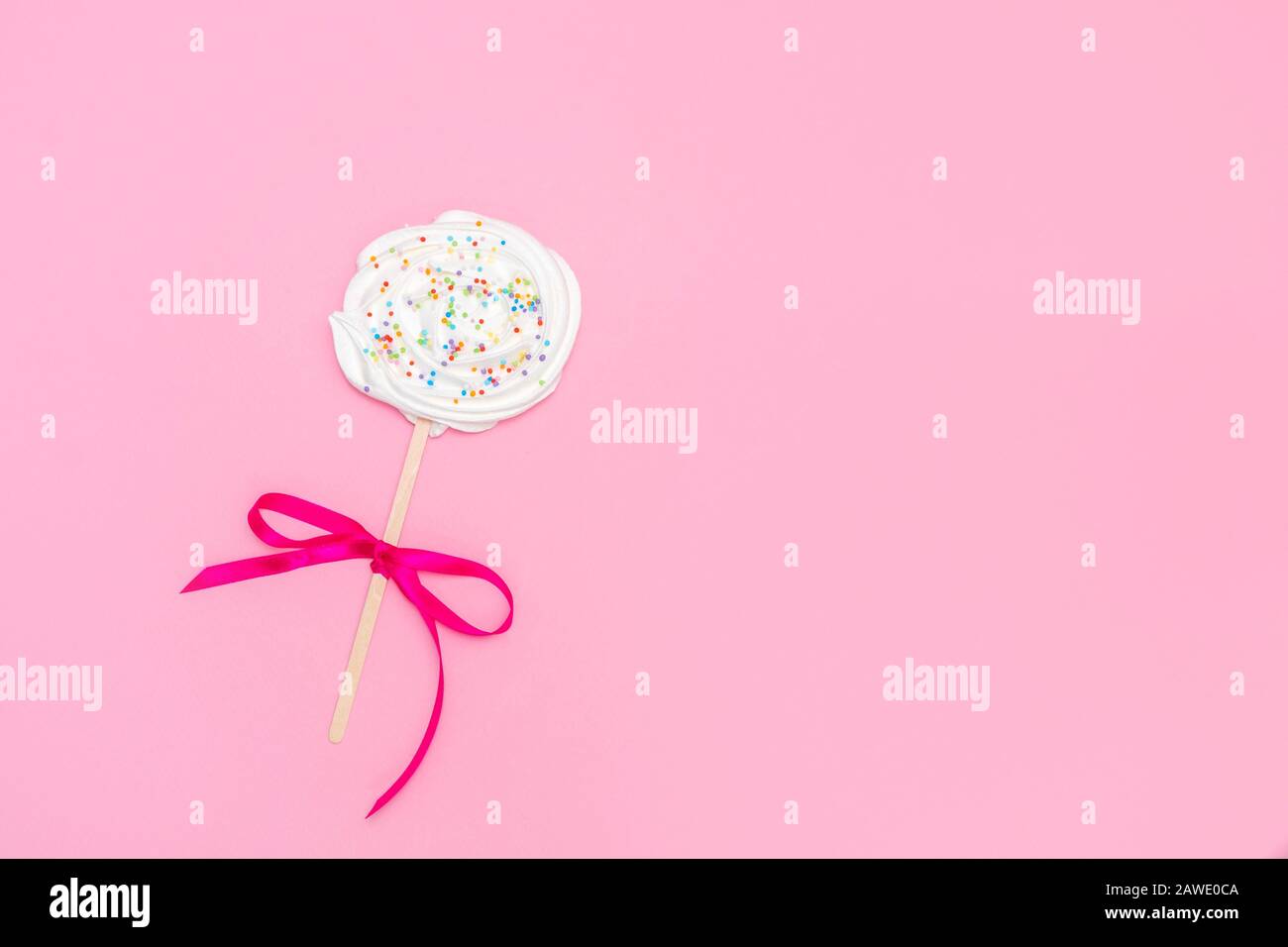 zephyr ou marshmallow maison blanc sur un bâton sur fond rose pastel. Concept festif. Image avec espace de copie, vue de dessus Banque D'Images