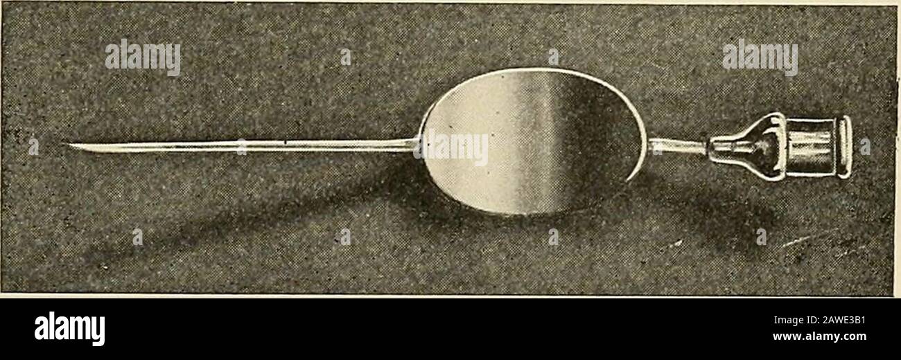 La salle d'opération et le patient ; un manuel de traitement pré- et post-opératoire . g fuite. La ligature inférieure est liée, en rapprochela veine ci-dessous. Le congé est maintenant supprimé. Les jarons de perfusion doivent être soulevés à environ trois pieds au-dessus de la veine. La rapiditédu flux de la solution peut être régulée en augmentant ou en baisle récipient contenant la solution saline. En cas de choc, il peut être souhaitable de combiner de petites doses de chloride d'adrena-lin dans 1 : 1000 solution avec la perfusion saline. Thismai être fait en introduisant l'aiguille hypodermique dans la tubulure de therubber et en injectant lentement l'adrénaline dans la solution saline.Ceci Banque D'Images