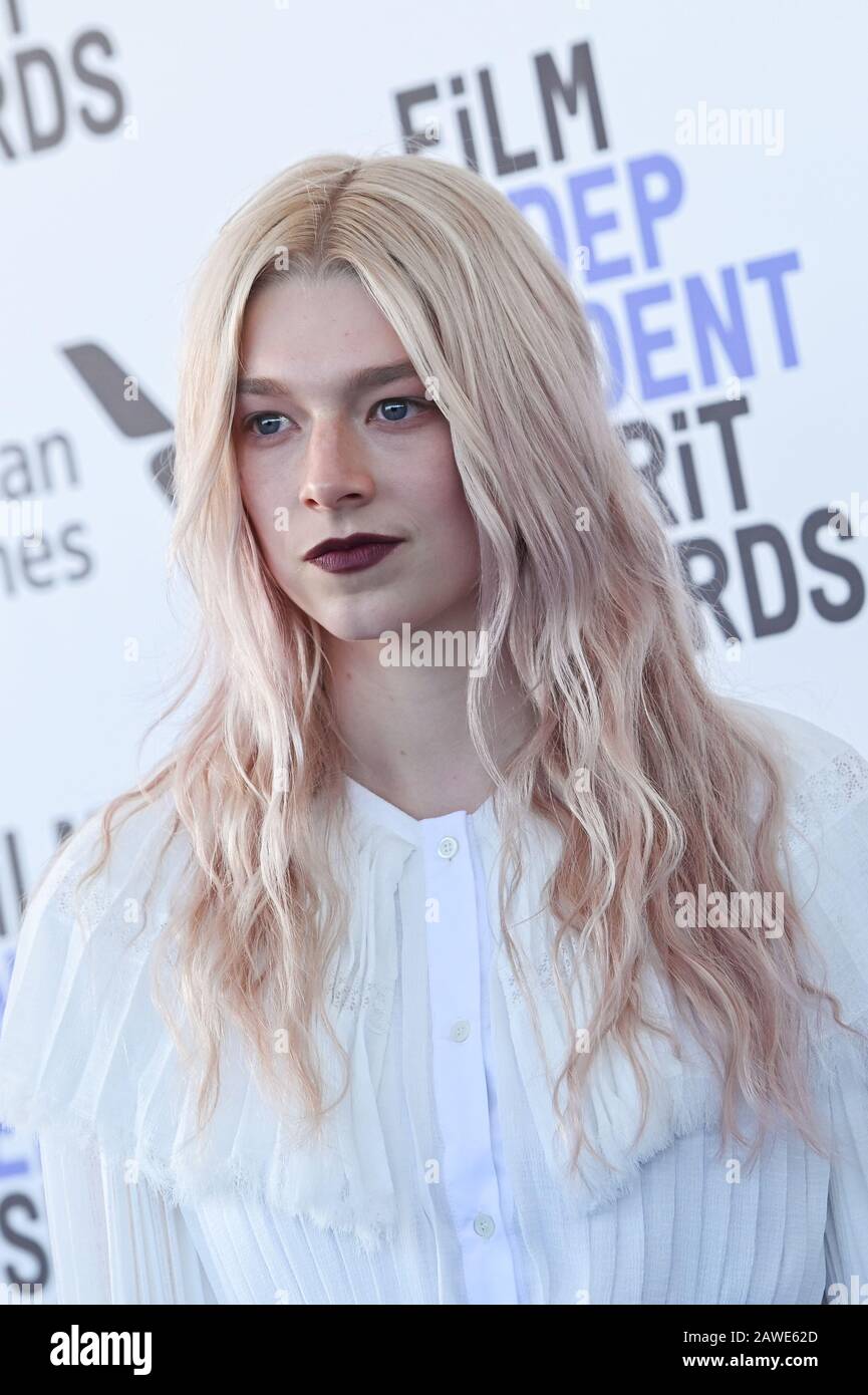 Santa Monica, Californie, États-Unis. 8 février 2020. Hunter Schafer marchant sur le tapis rouge lors du 35ème Prix annuel de l'Esprit indépendant du film qui s'est tenu à Santa Monica, en Californie, le 8 février 2020. (Photo D'Anthony Behar/Sipa Usa) Crédit: Sipa Usa/Alay Live News Banque D'Images
