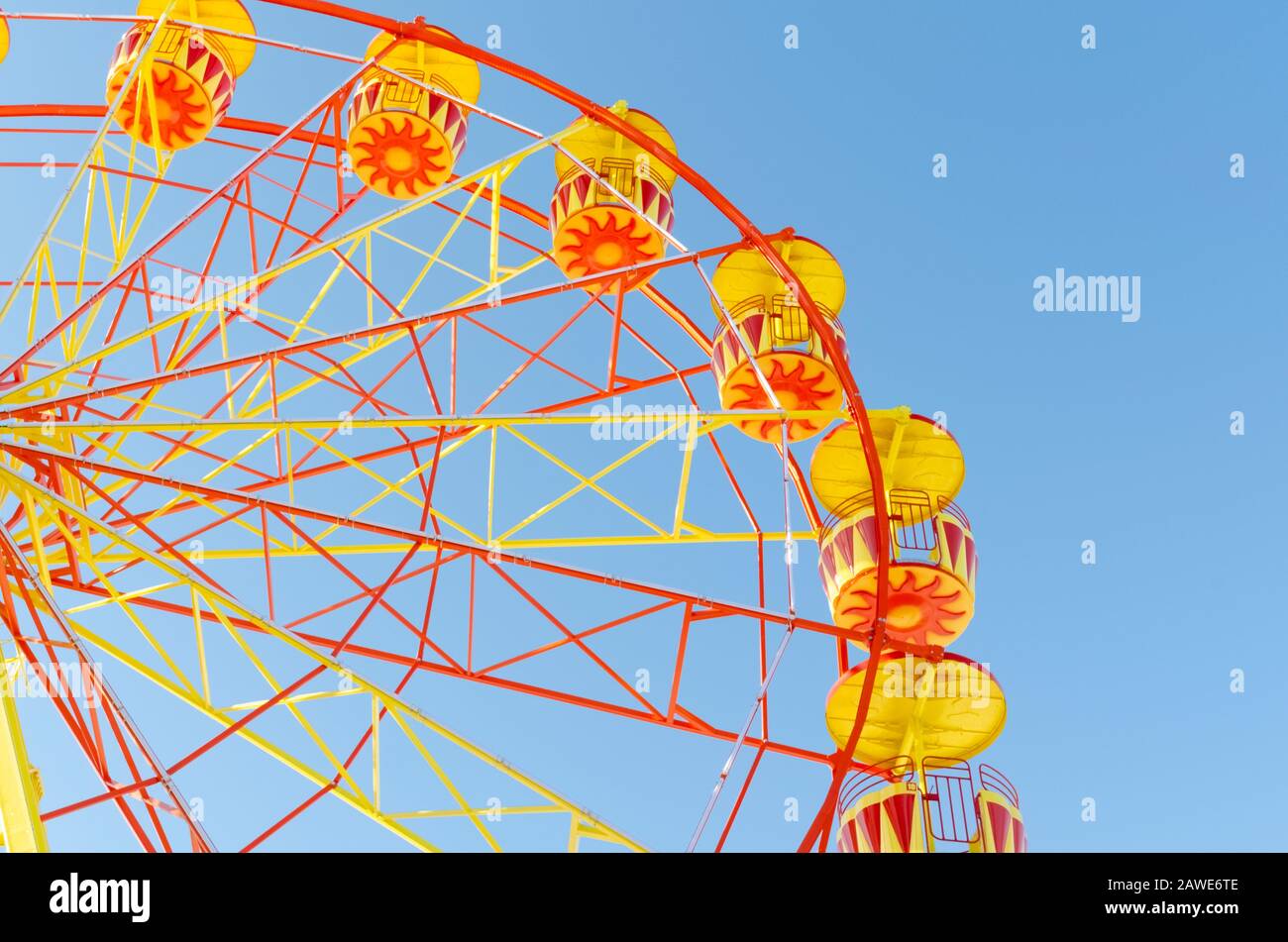La roue Ferris sur un fond de ciel bleu clair. Banque D'Images