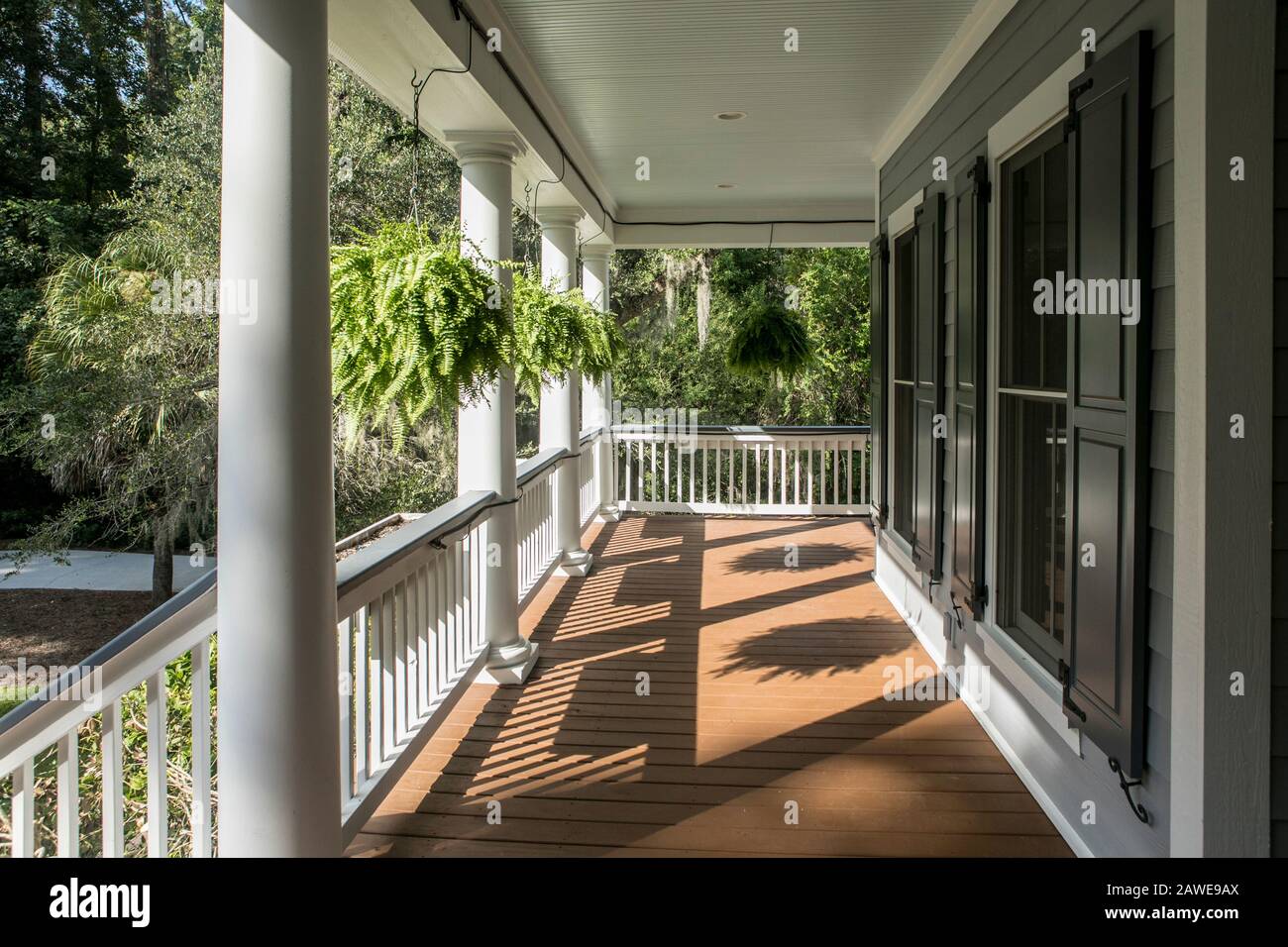 Enveloppez-vous dans le porche de la magnifique maison de luxe. Banque D'Images