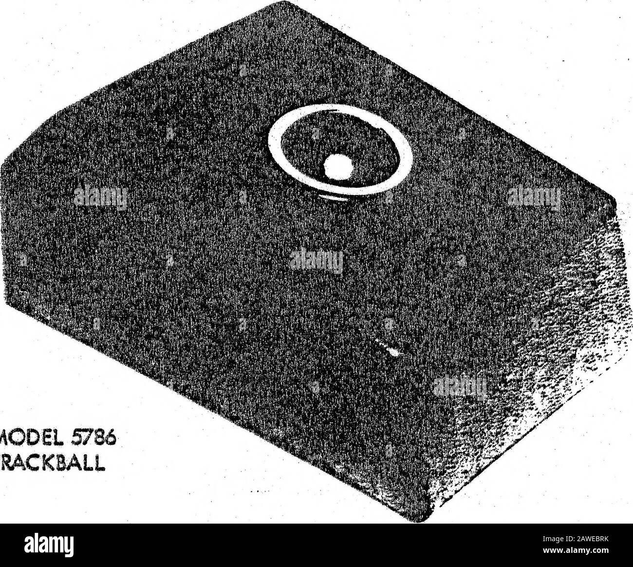 SandersAssociates :: Graphique8 :: H-82-0176 Vistagic 3000 Graphic 8 Series 8000 Guide d'utilisation et d'entretien Feb1983 . p bit) (À déterminer) +40°F à +120°F -40°F à 14°F 10% à 90%, sans condensation 19 pouces à 32 pouces, Hg longueur 20,5 (52,1 cm)largeur 10,25 pouces de hauteur (25,4 pouces) (8,3 cm) (À déterminer) 1.4.2 MODÈLE 5786 BOULE DE COMMANDE ET MODÈLE 5787 FORCESTICK PHYSICALDESCRIPTION. La boule de commande et la forcestick sont des dispositifs d'entrée de position (PEDS). Un PED fournit des données d'entrée de position au contrôleur de terminal et contrôle la position d'un curseur sur l'écran d'un affichage Banque D'Images