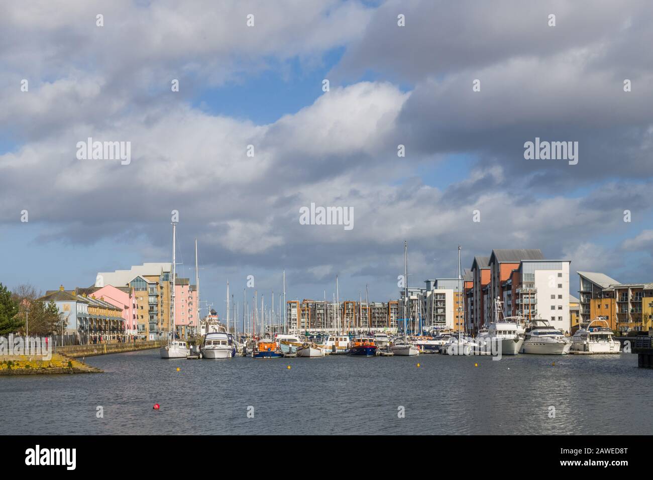 Port de plaisance de Portishead sur la côte de Bristol près de Bristol West of England, le jour ensoleillé et ensoleillé de février. Populaire auprès des marcheurs et des visiteurs. Banque D'Images